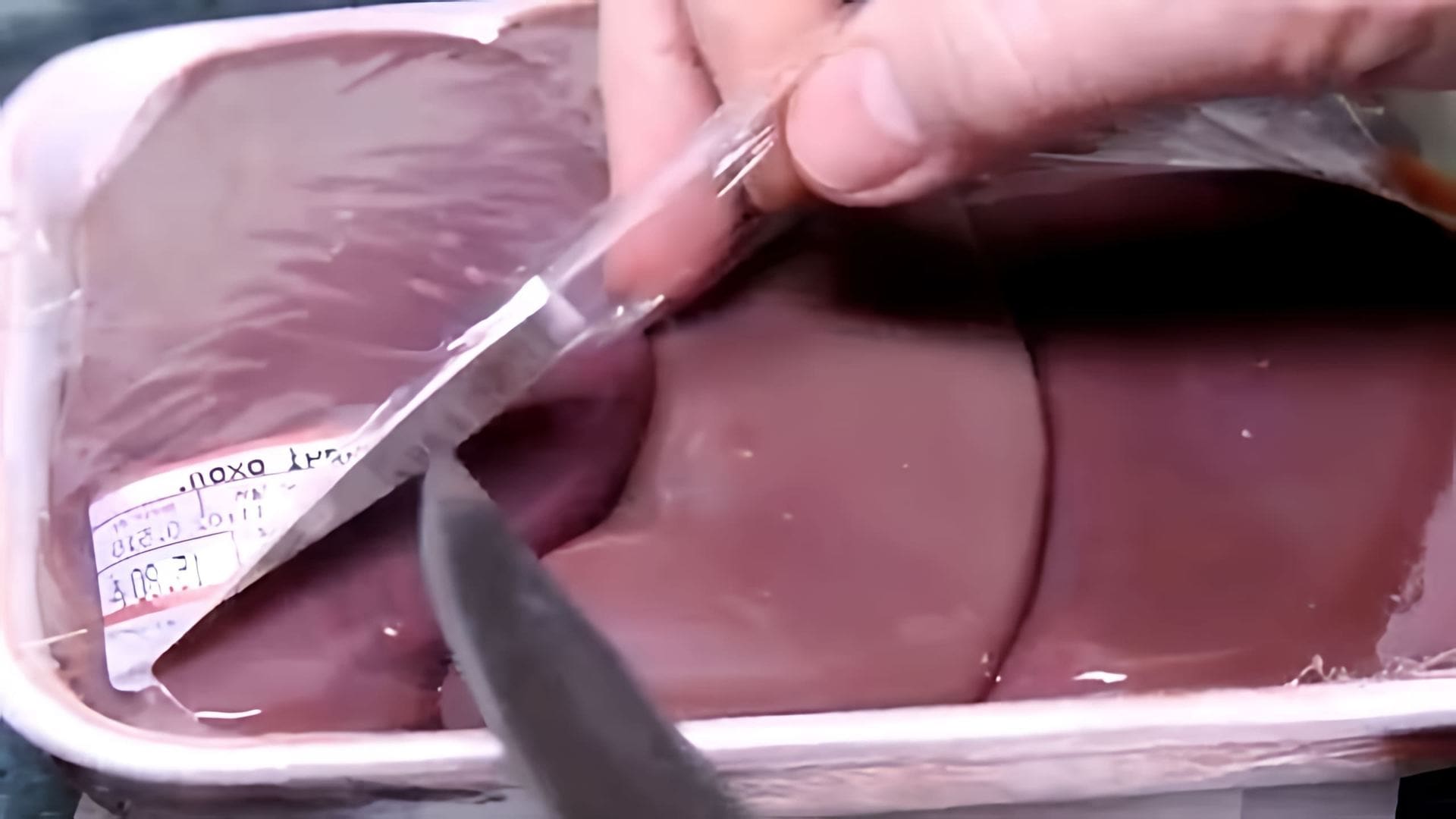 В данном видео демонстрируется процесс удаления запаха мочи из свиных почек