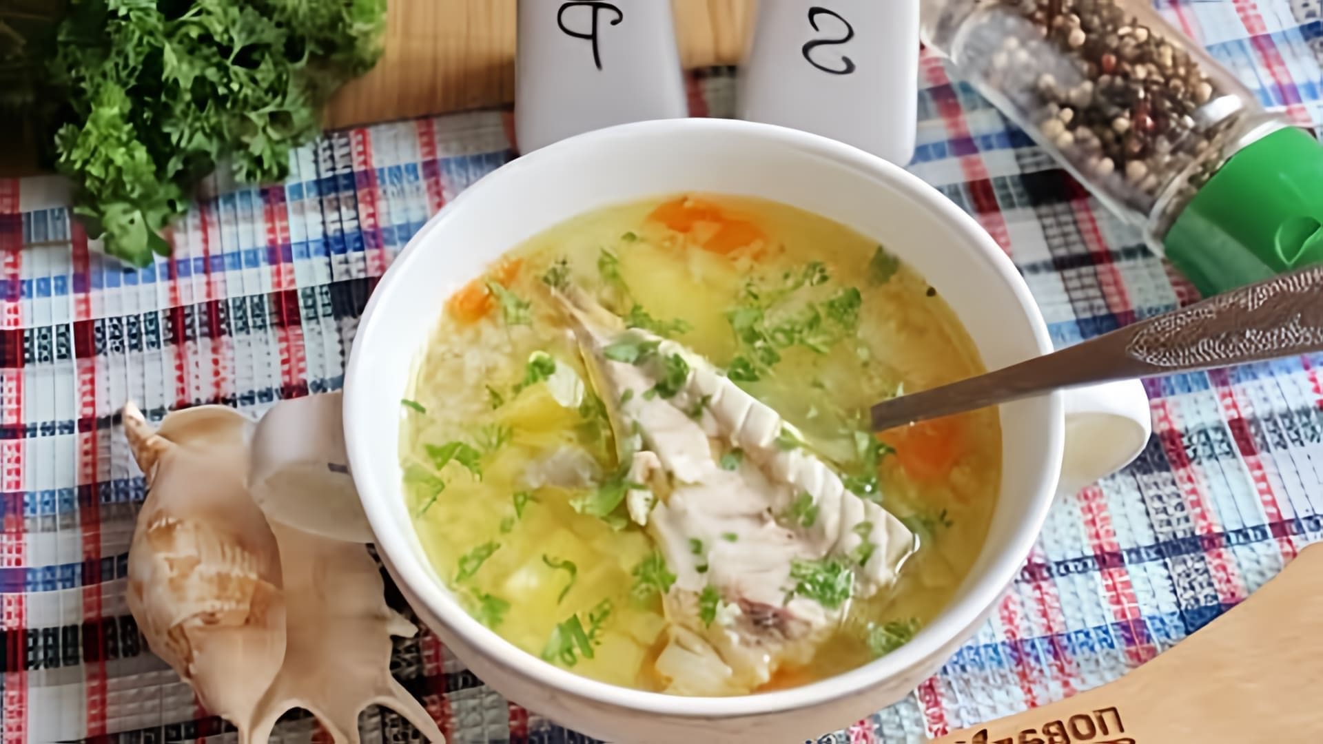 В этом видео демонстрируется процесс приготовления супа из скумбрии с пшеном