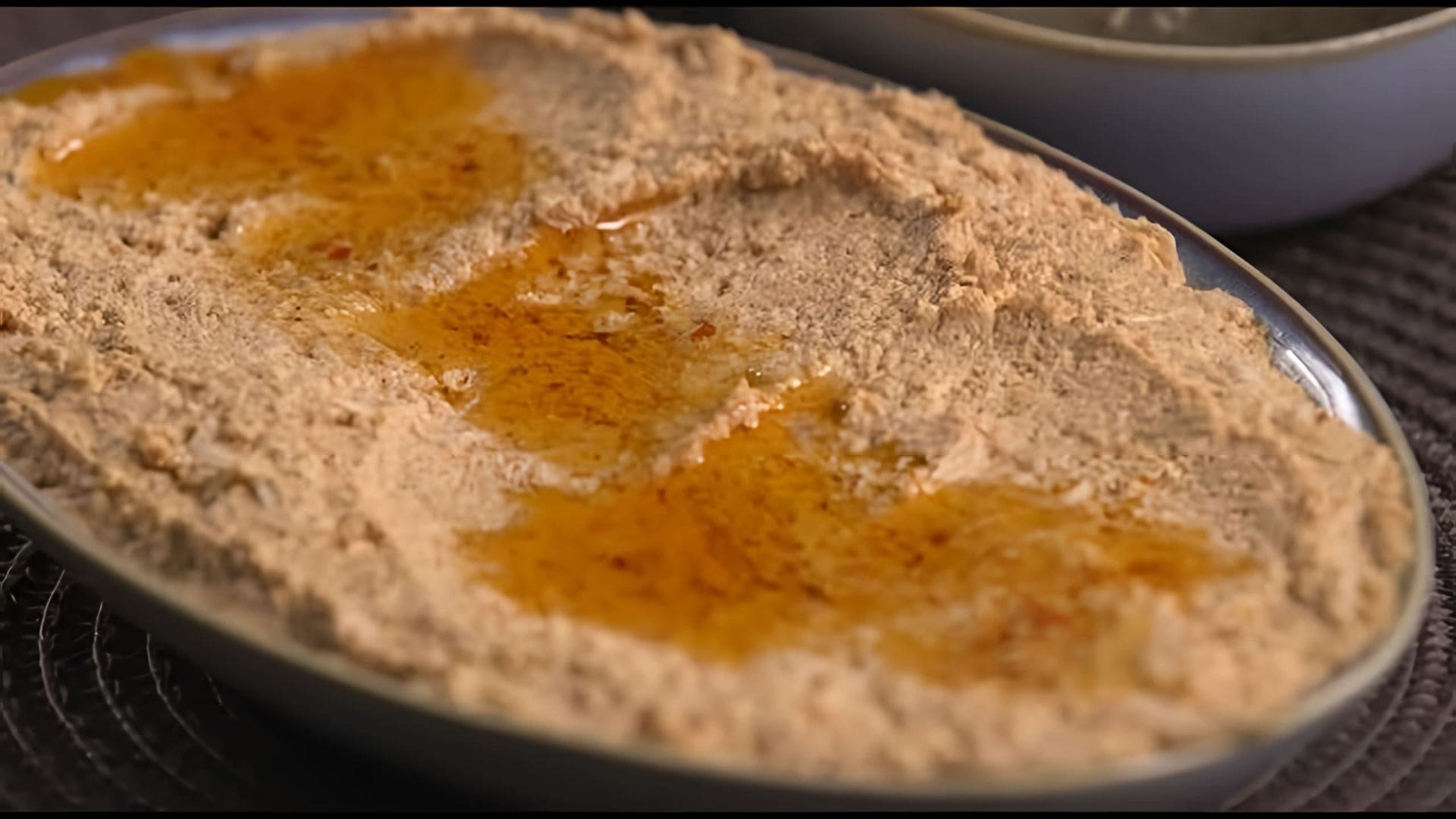 В этом видео-ролике демонстрируется процесс приготовления курицы по-черкесски