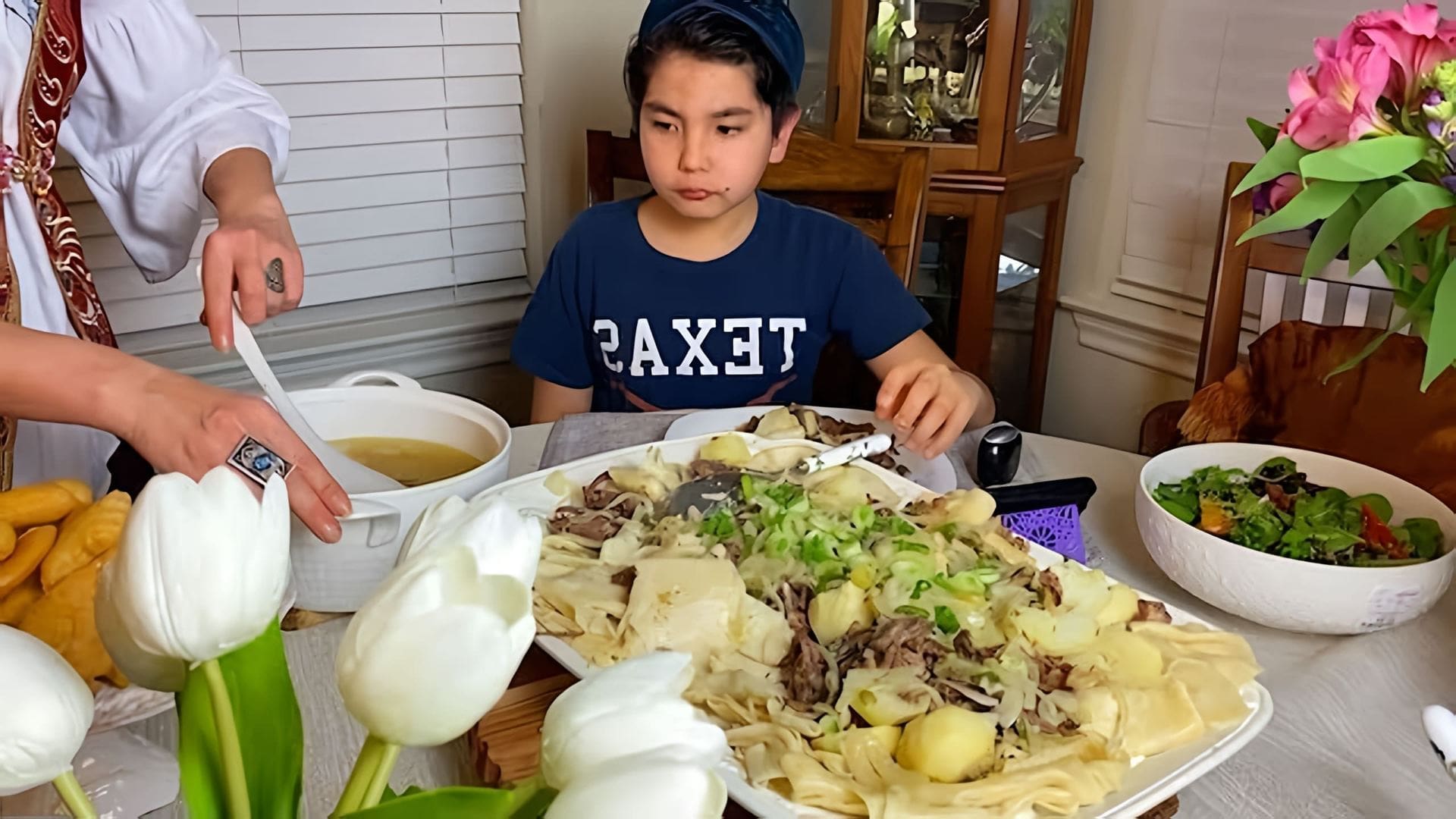 В этом видео демонстрируется процесс приготовления бешбармака, традиционного казахского блюда