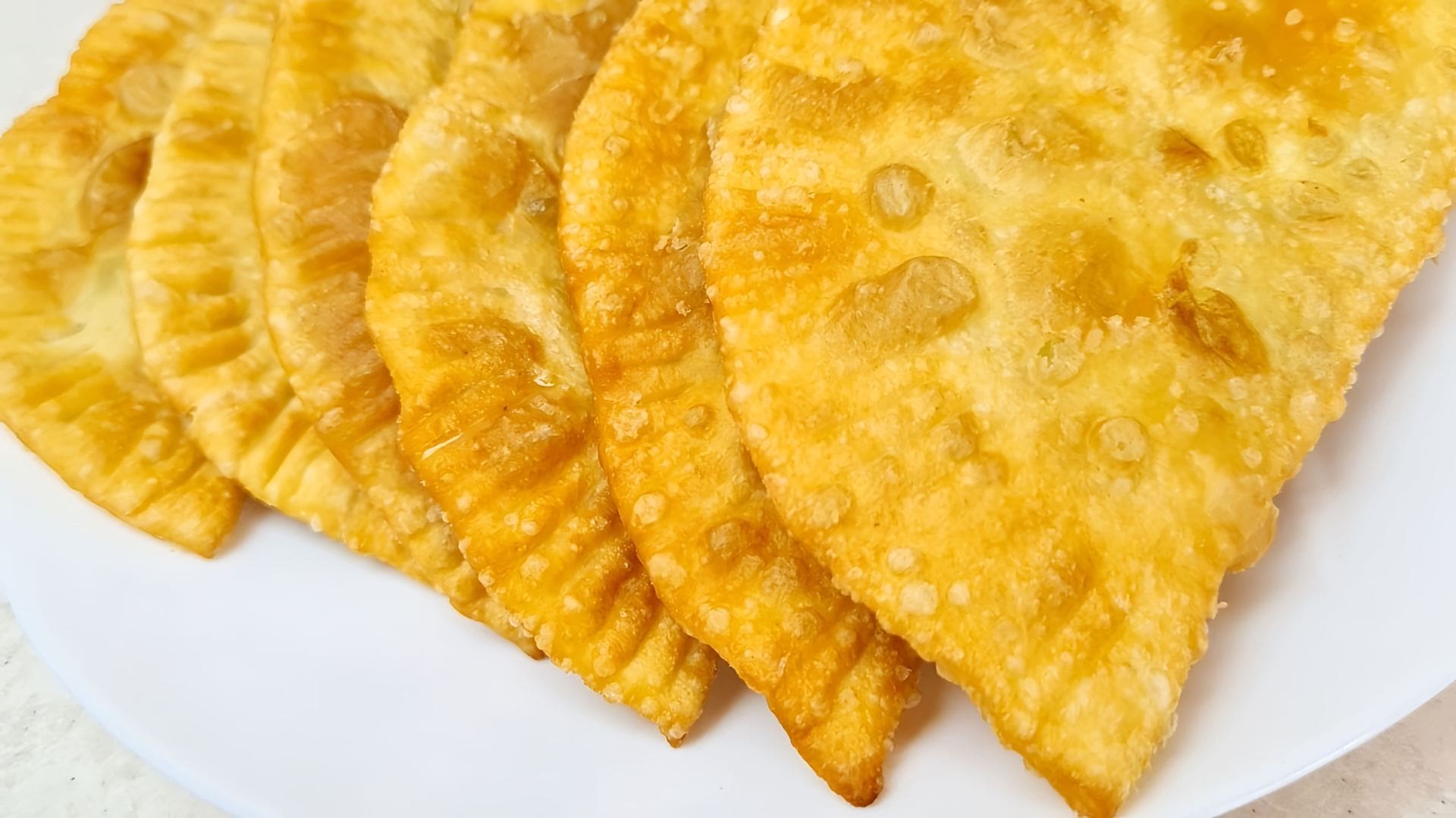 Тесто для чебуреков с уксусом пузырчатое хрустящее. Вкусное тесто для чебуреков пузырчатое и хрустящее. Тесто для чебуреков пузырчатое. Тестов для чебуреков. Сочный чебурек.