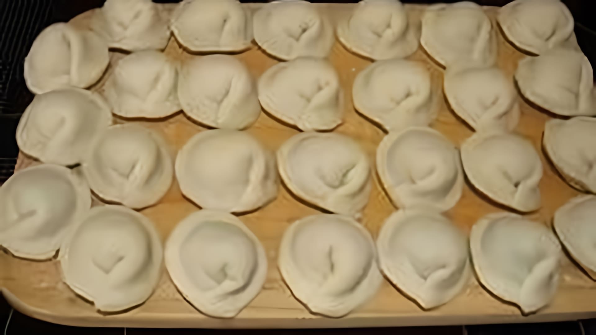 В этом видео демонстрируется рецепт теста для пельменей, хинкали, мантов и чебуреков на кефире