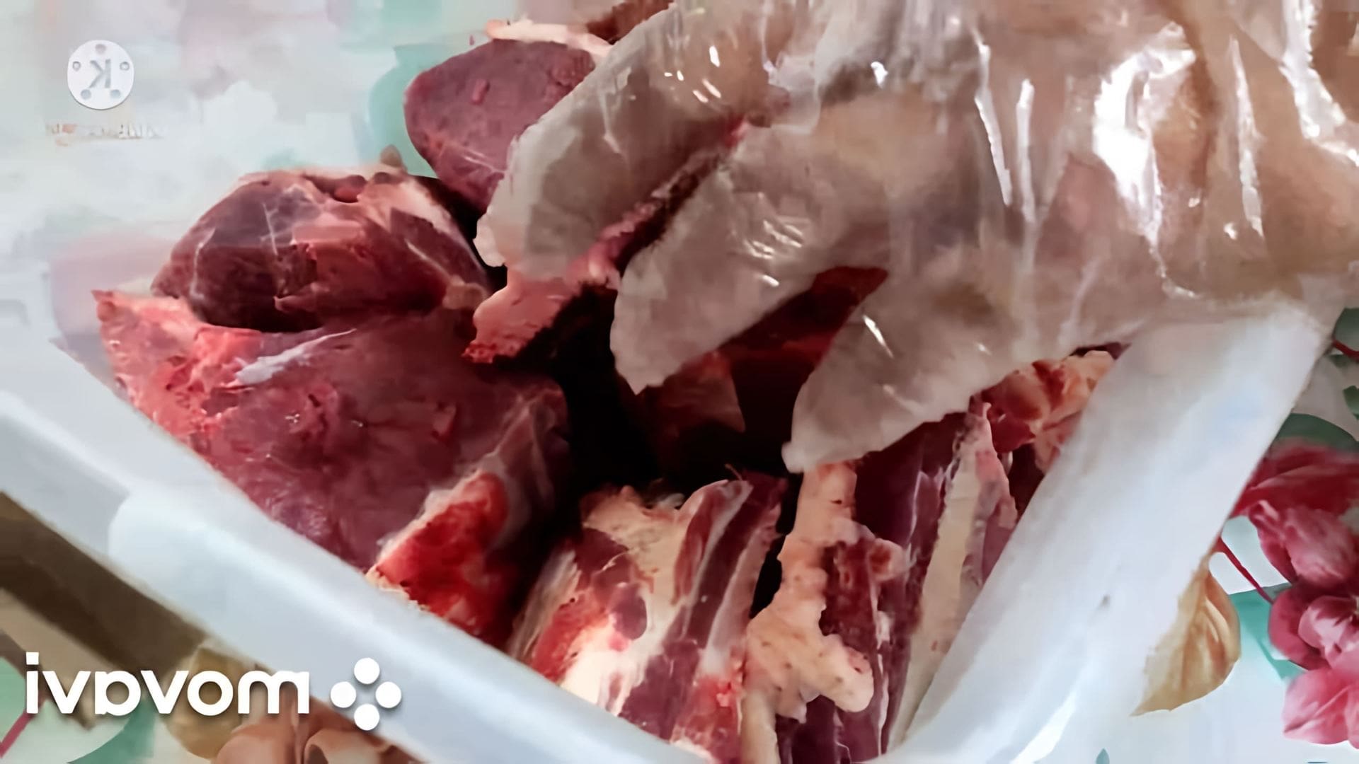 В данном видео демонстрируется процесс приготовления мяса горячего копчения из конины