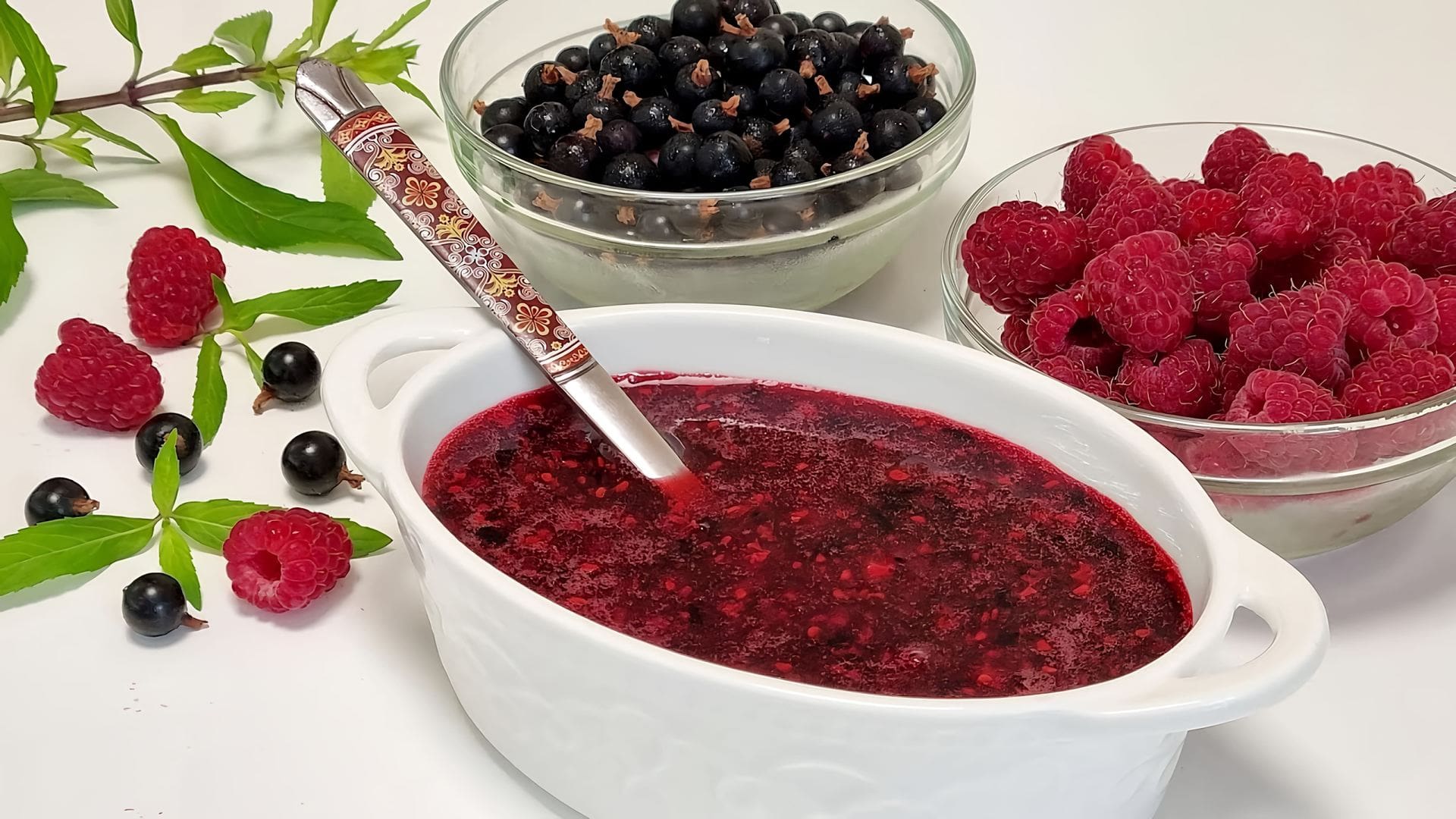 Варенье из смородины. Торт с ягодами. Варенье смородина с малиной на зиму. Варенье фото. Варенье смородина с малиной на зиму.