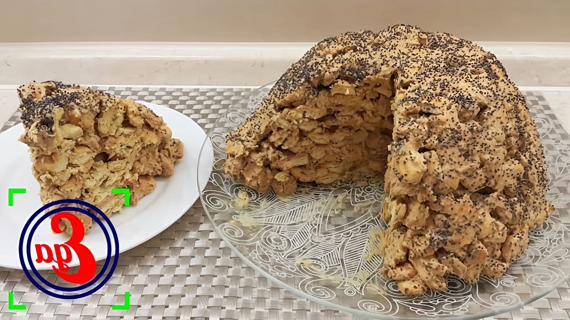 В этом видео демонстрируется рецепт приготовления торта из крекера "Муравейник"