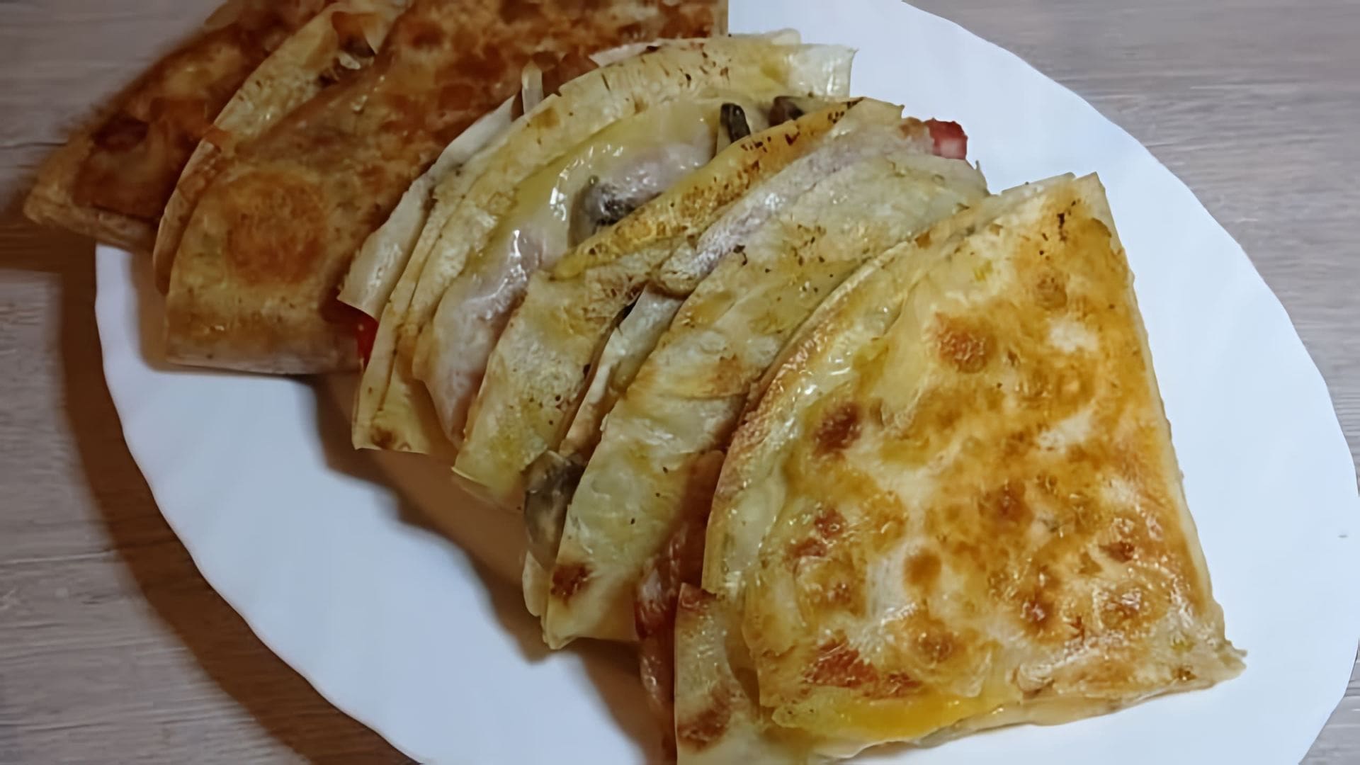 В этом видео демонстрируется процесс приготовления вкусного и сытного завтрака из армянского лаваша с различными начинками