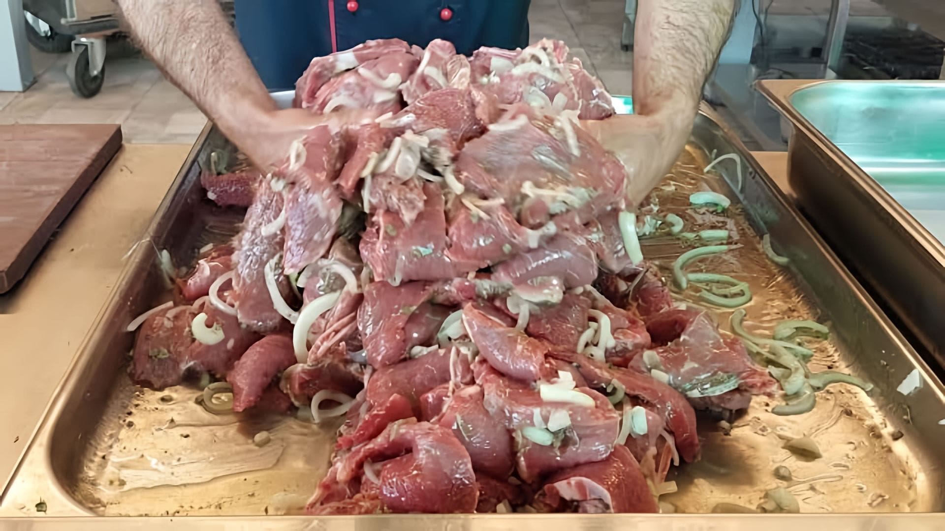 В этом видео-ролике вы увидите, как правильно замариновать говядину для шашлыка