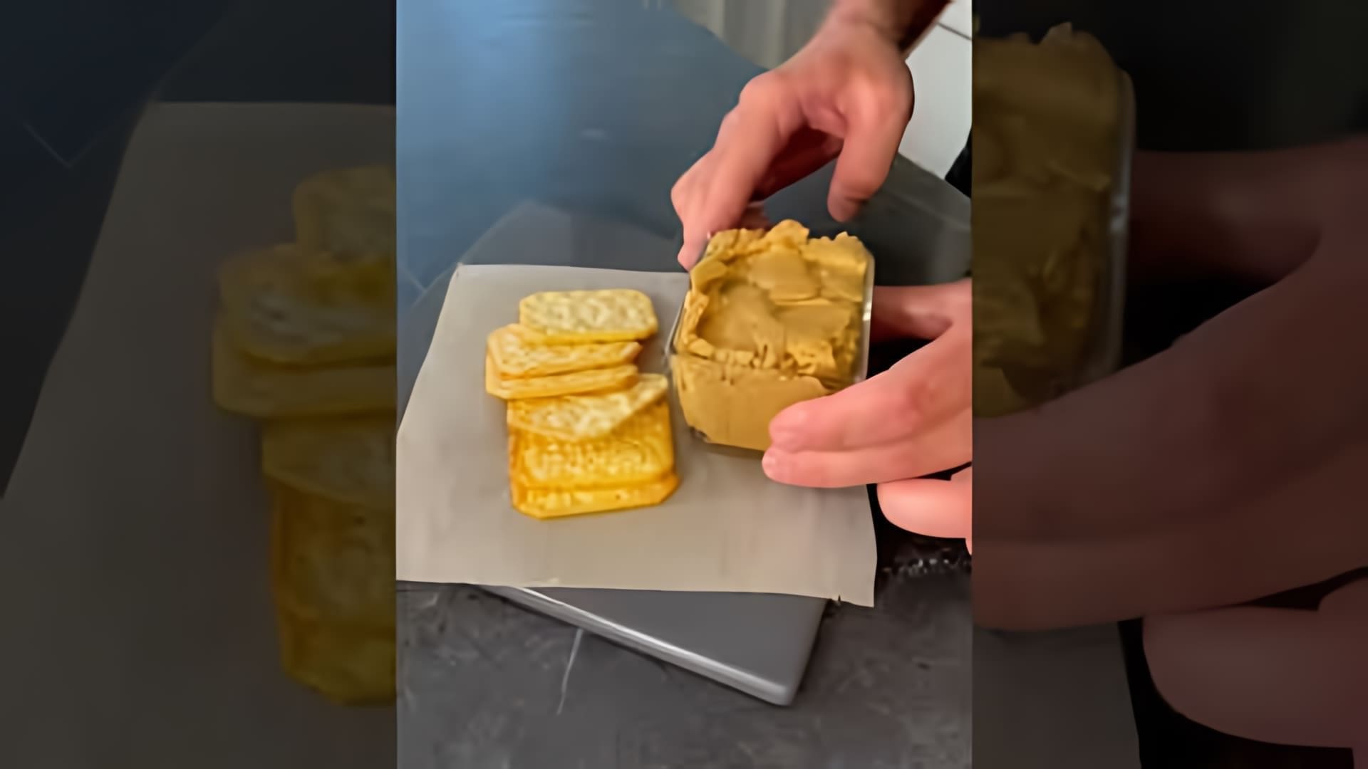 В этом видео демонстрируется процесс приготовления арахисовой пасты