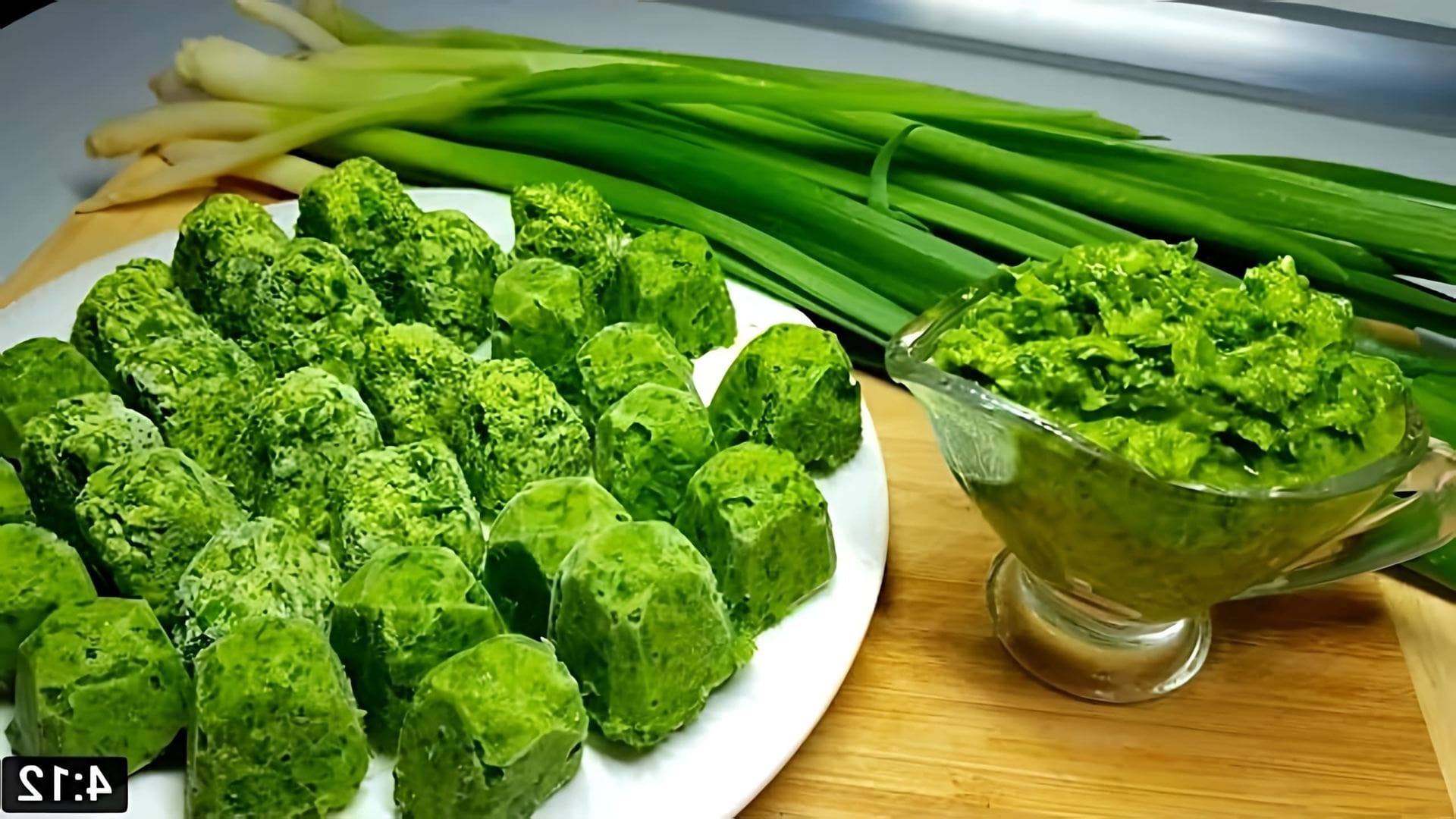 В этом видео демонстрируется процесс приготовления витаминного полезного соуса из зелени, который можно использовать в различных блюдах