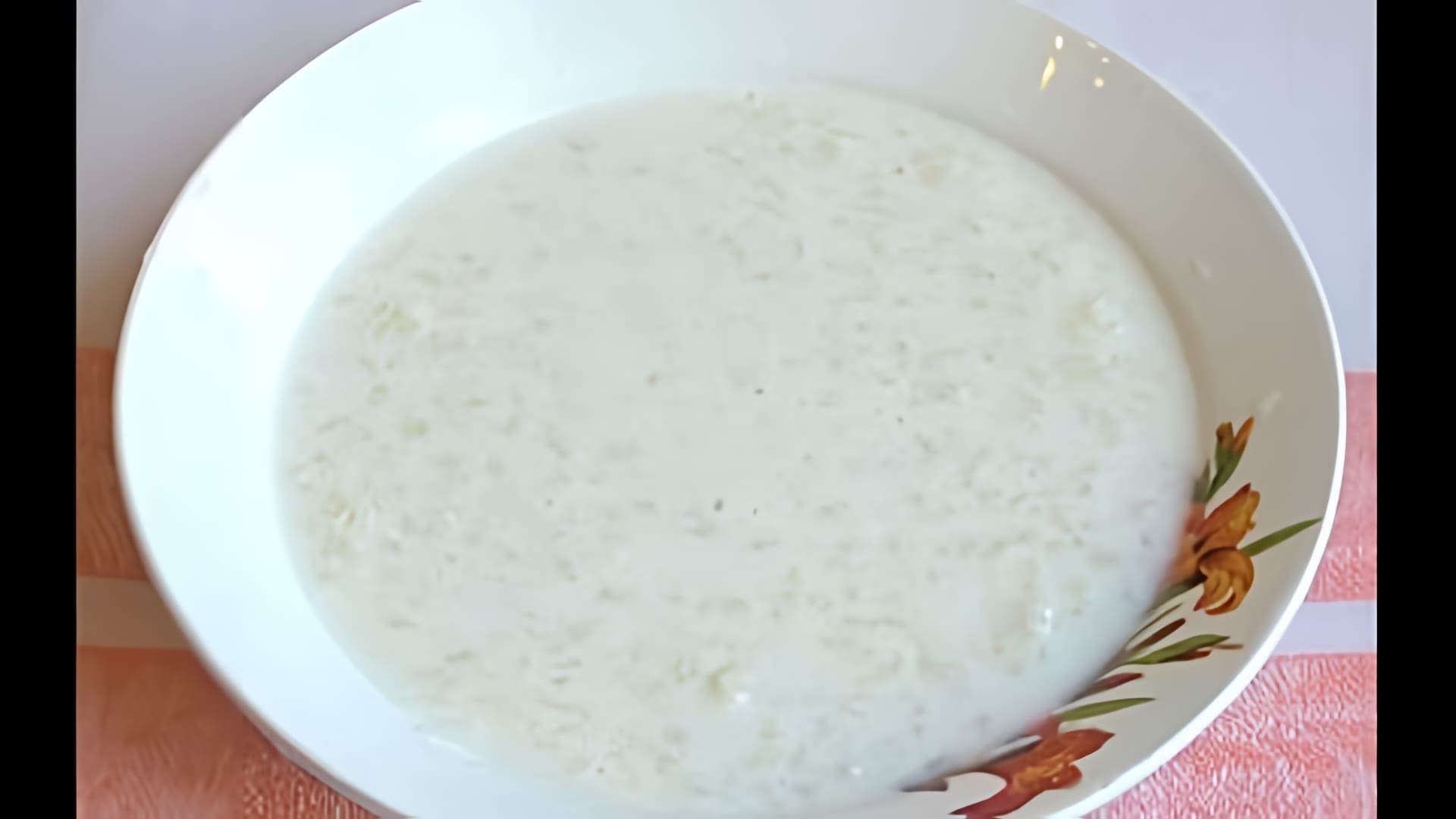 В этом видео демонстрируется процесс приготовления молочной рисовой каши в мультиварке