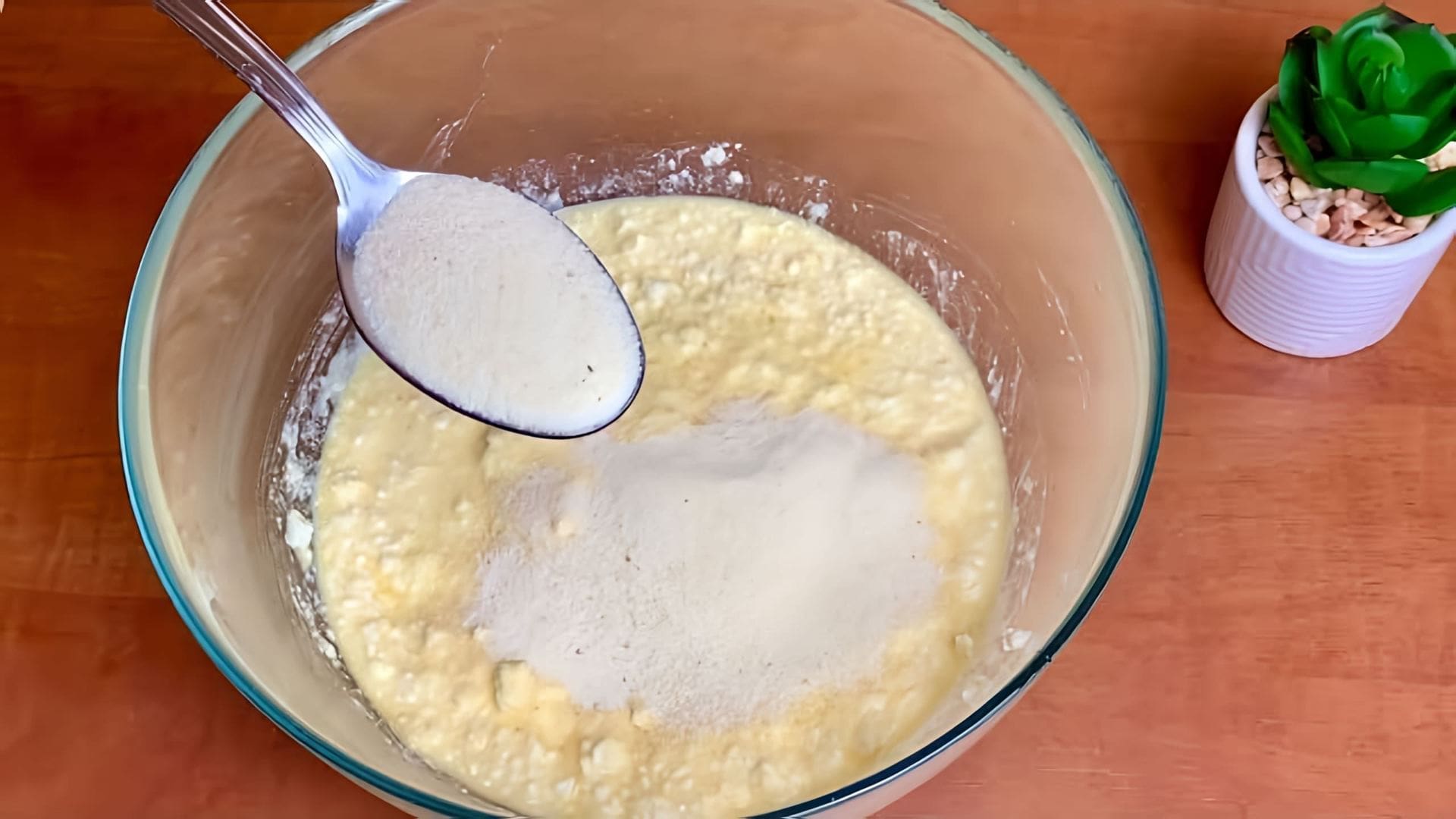 В этом видео демонстрируется простой рецепт приготовления творожной запеканки с манкой и кокосовыми хлопьями