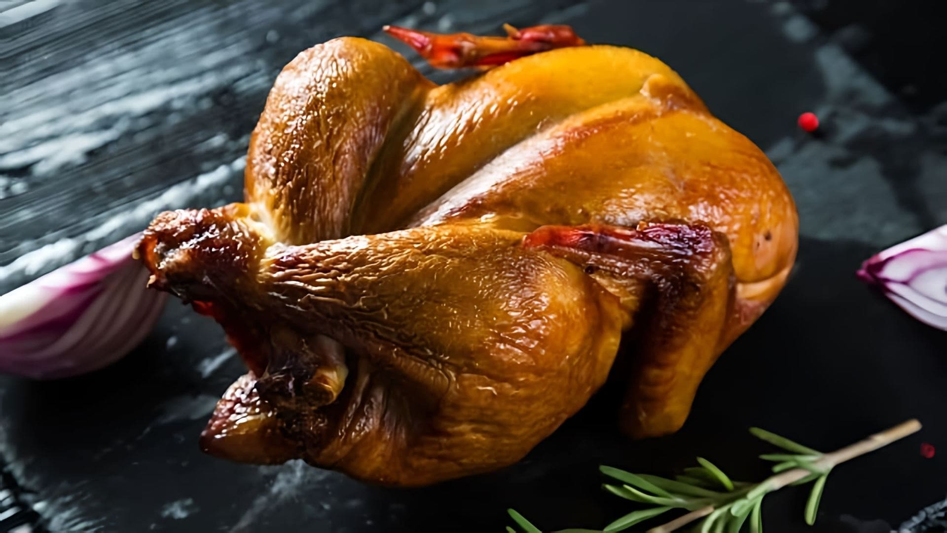 В данном видео демонстрируется процесс копчения курицы по рецепту с сайта ЕмКолбаски