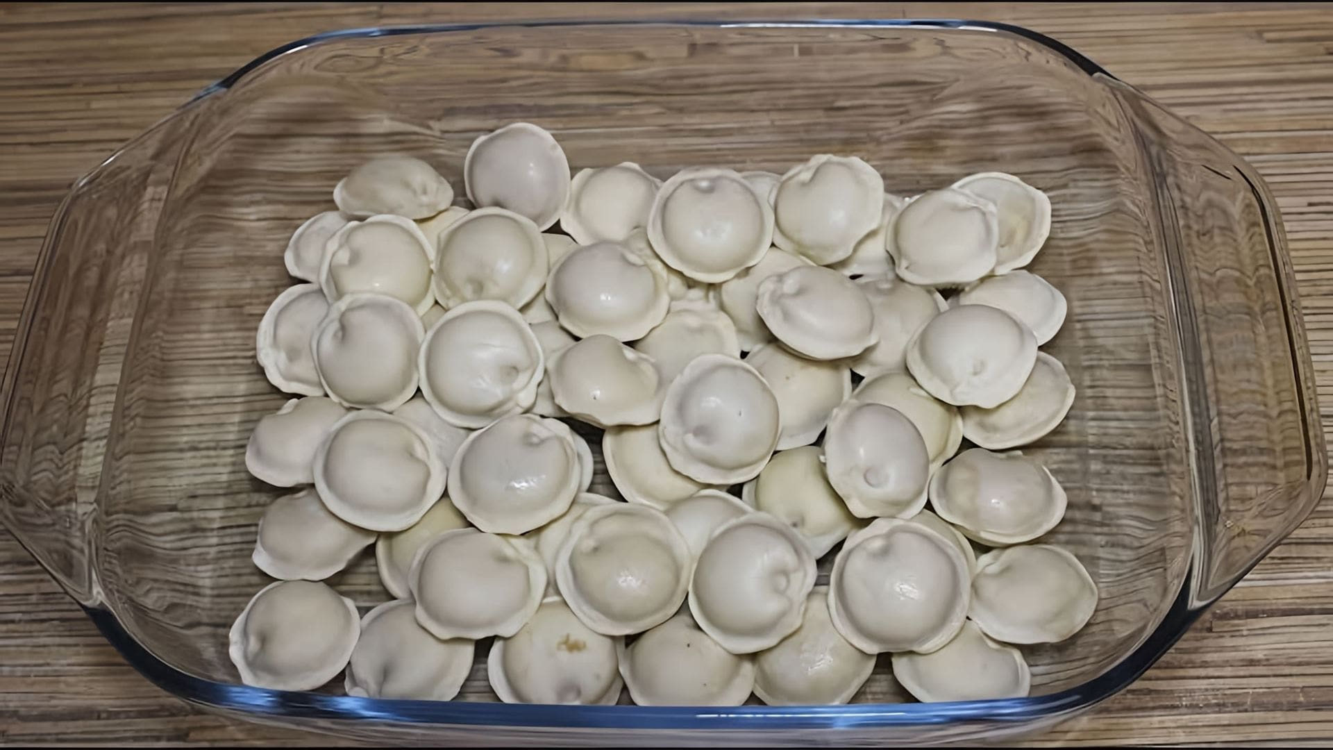 В этом видео-ролике рассказывается о простом и вкусном рецепте приготовления пельменей