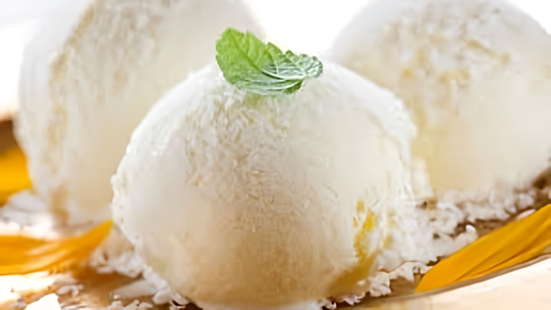 В этом видео демонстрируется процесс приготовления сырного мороженого с пралине ореховой пастой и фундуком