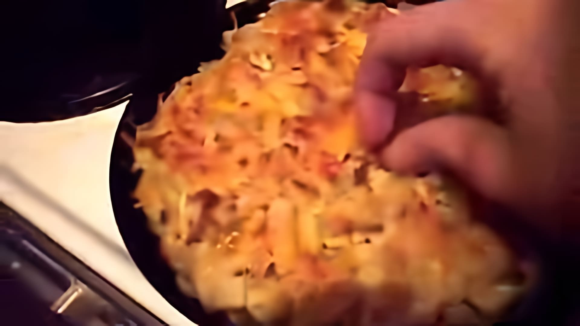 В этом видео демонстрируется процесс приготовления запеченного картофеля со сметаной и сыром