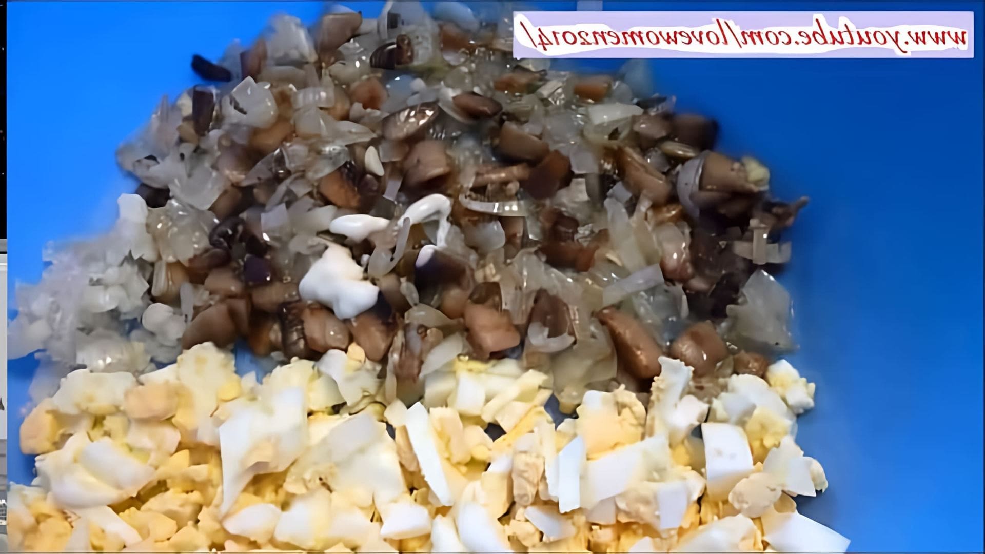 В этом видео демонстрируется процесс приготовления сырных рулетов с грибами