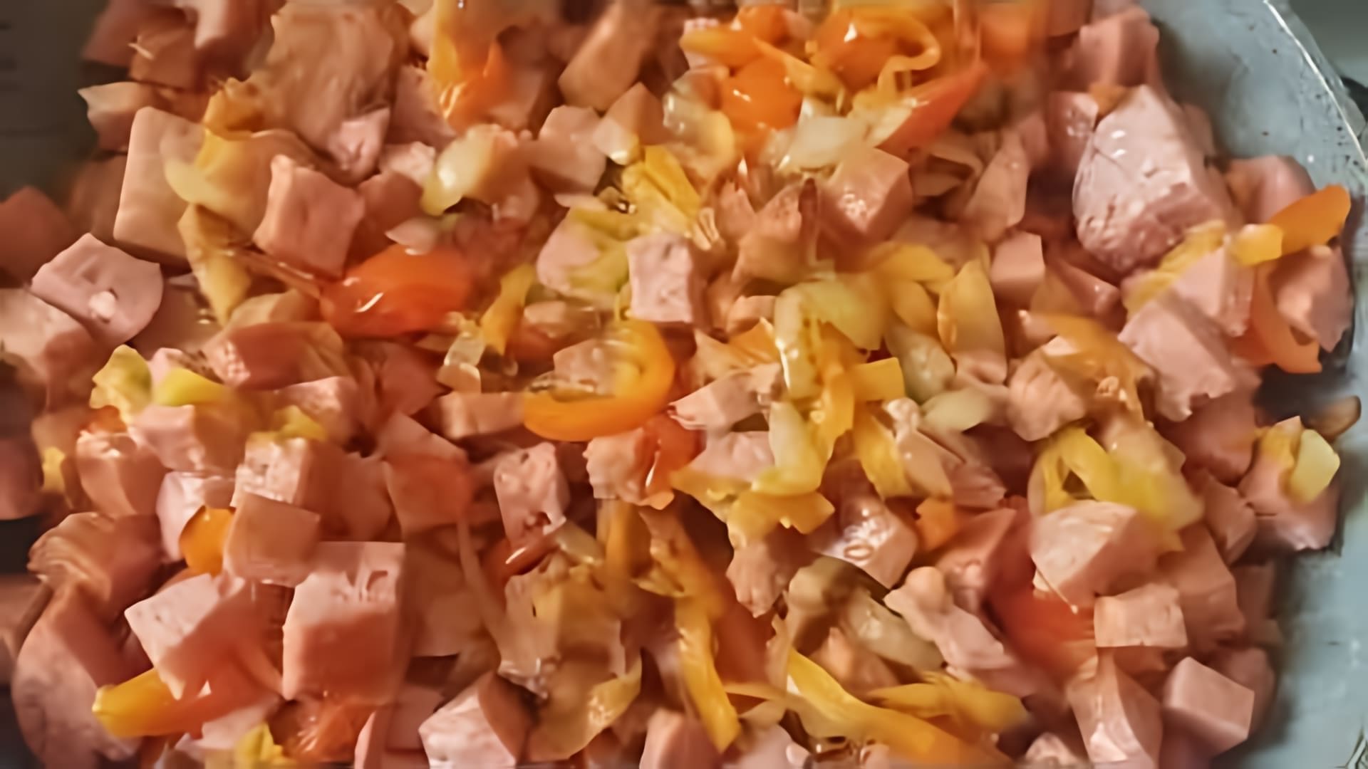 В этом видео демонстрируется процесс приготовления горохового супа с колбасой