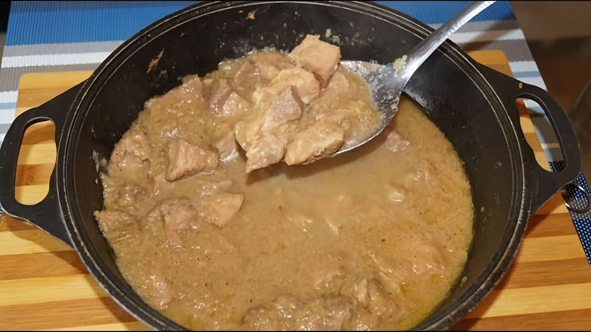 В этом видео демонстрируется рецепт приготовления обалденной луковой подливы с мясом