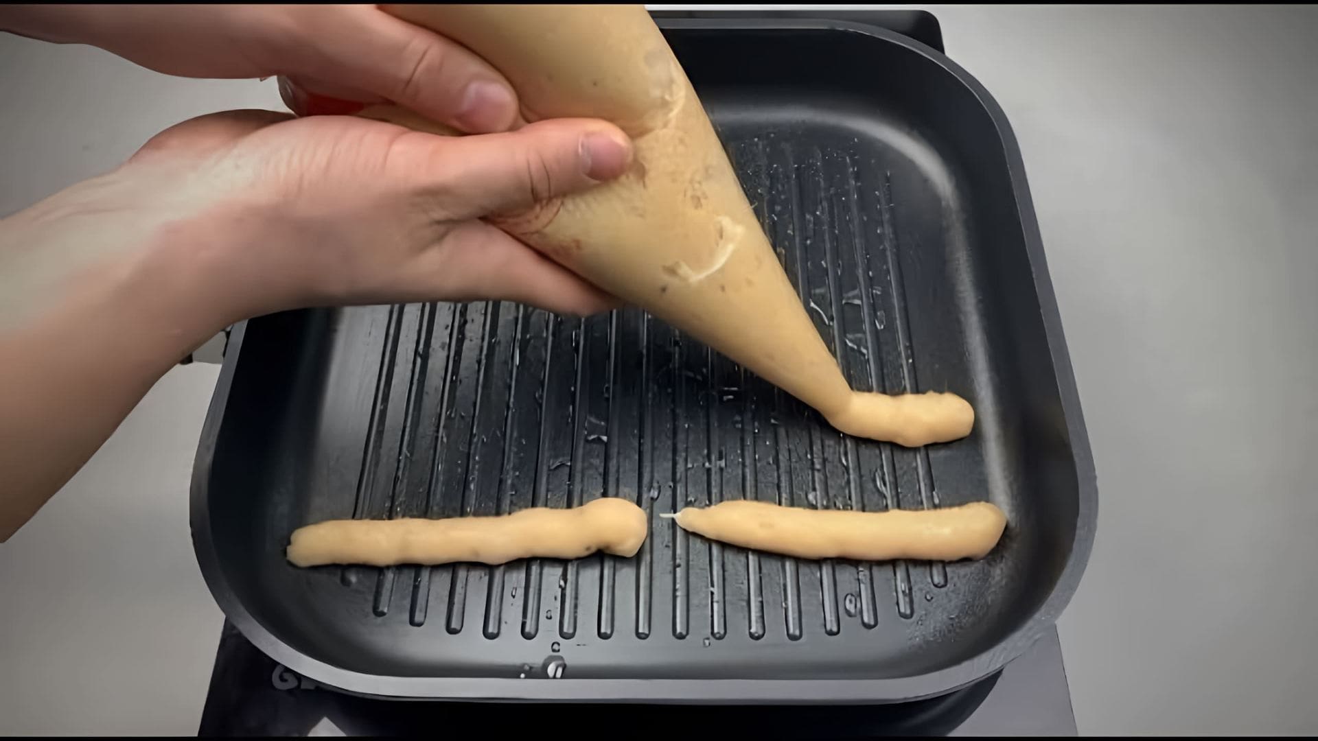 В этом видео-ролике вы увидите, как приготовить вкусные и быстрые куриные колбаски всего за 15 минут