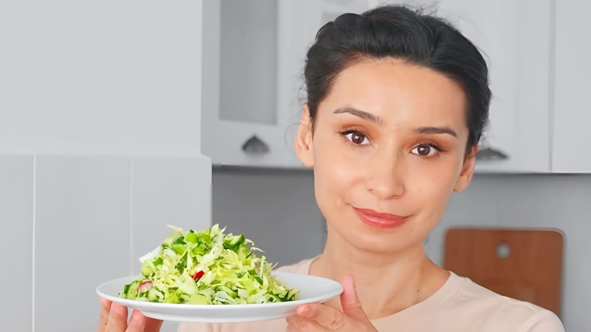 Вкусный, простой и полезный салат из капусты и огурца. Отличный рецепт на каждый день! ❗❗❗ Субтитры доступны на... 
