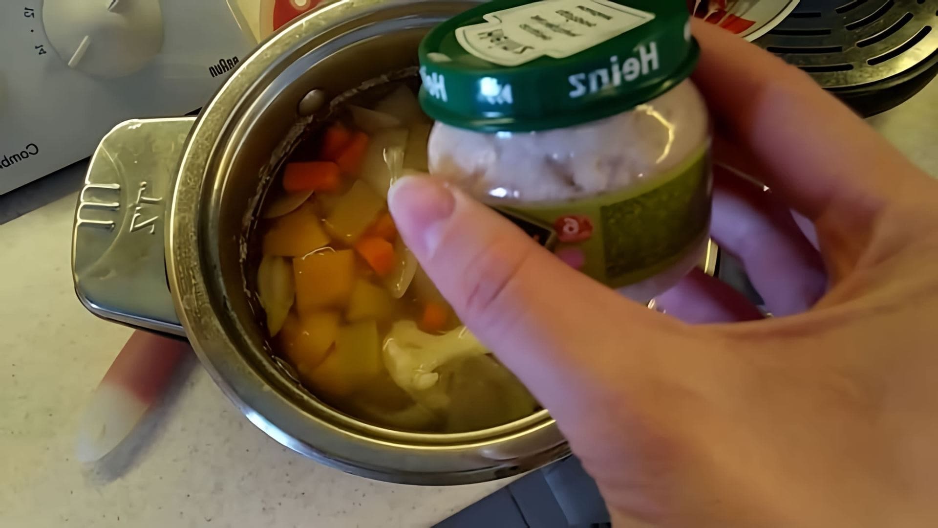 В этом видео демонстрируется процесс приготовления супа для малыша