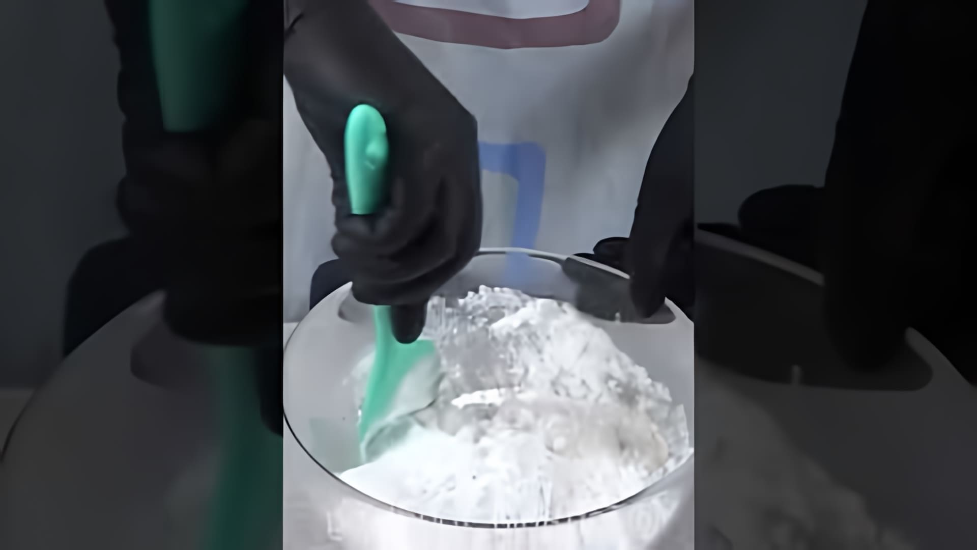 В этом видео-ролике рассказывается о том, как приготовить самую вкусную мастику своими руками