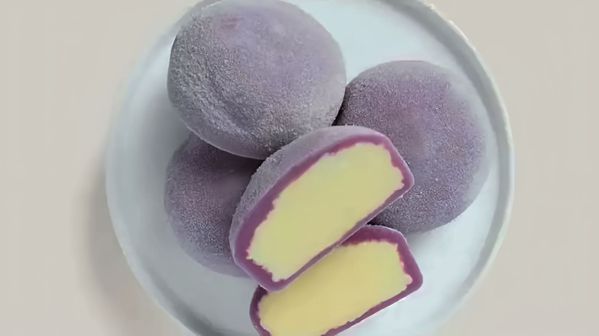 В этом видео демонстрируется процесс приготовления японского десерта моте