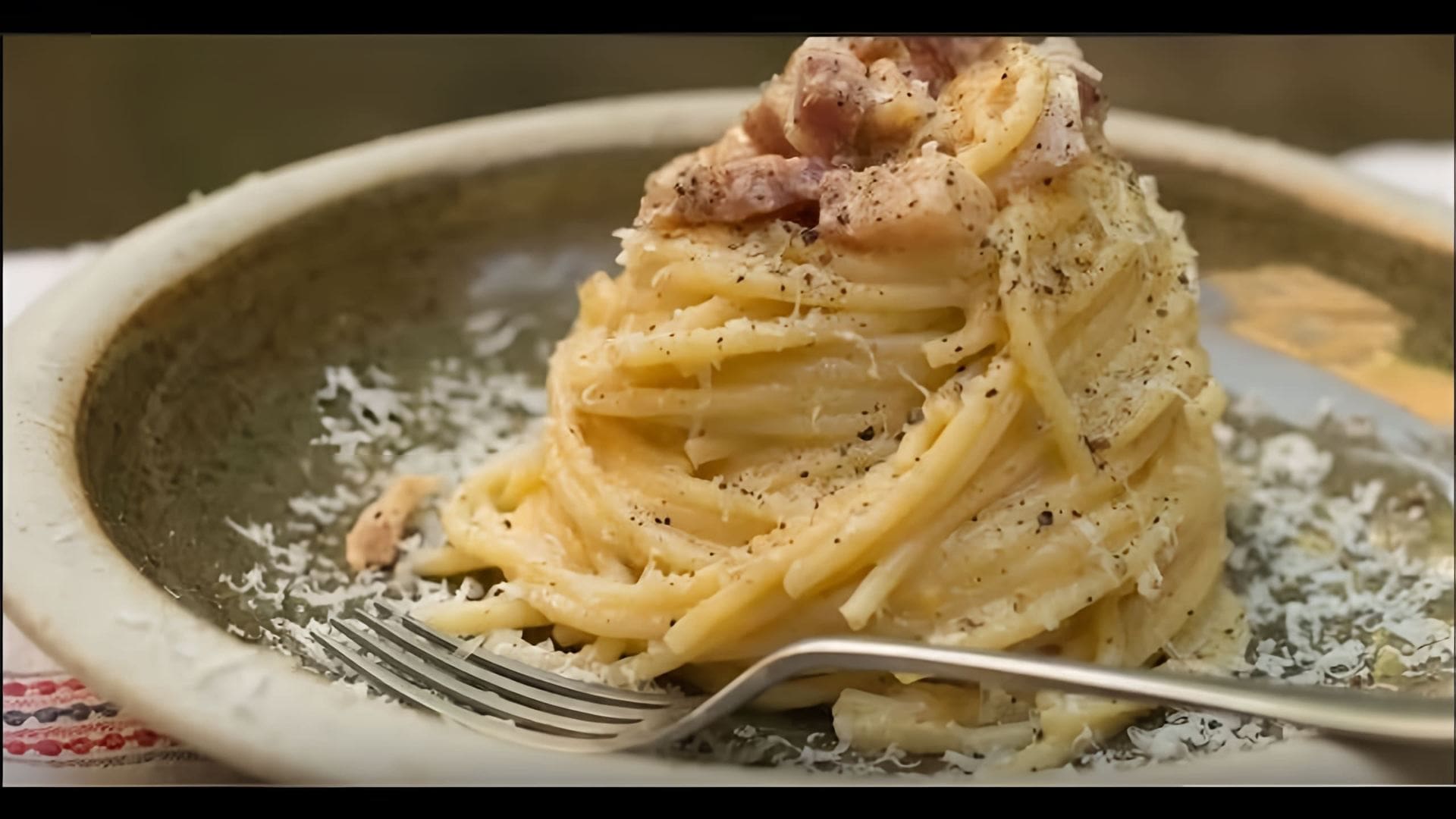 В этом видео демонстрируется рецепт приготовления настоящей итальянской пасты Карбонара