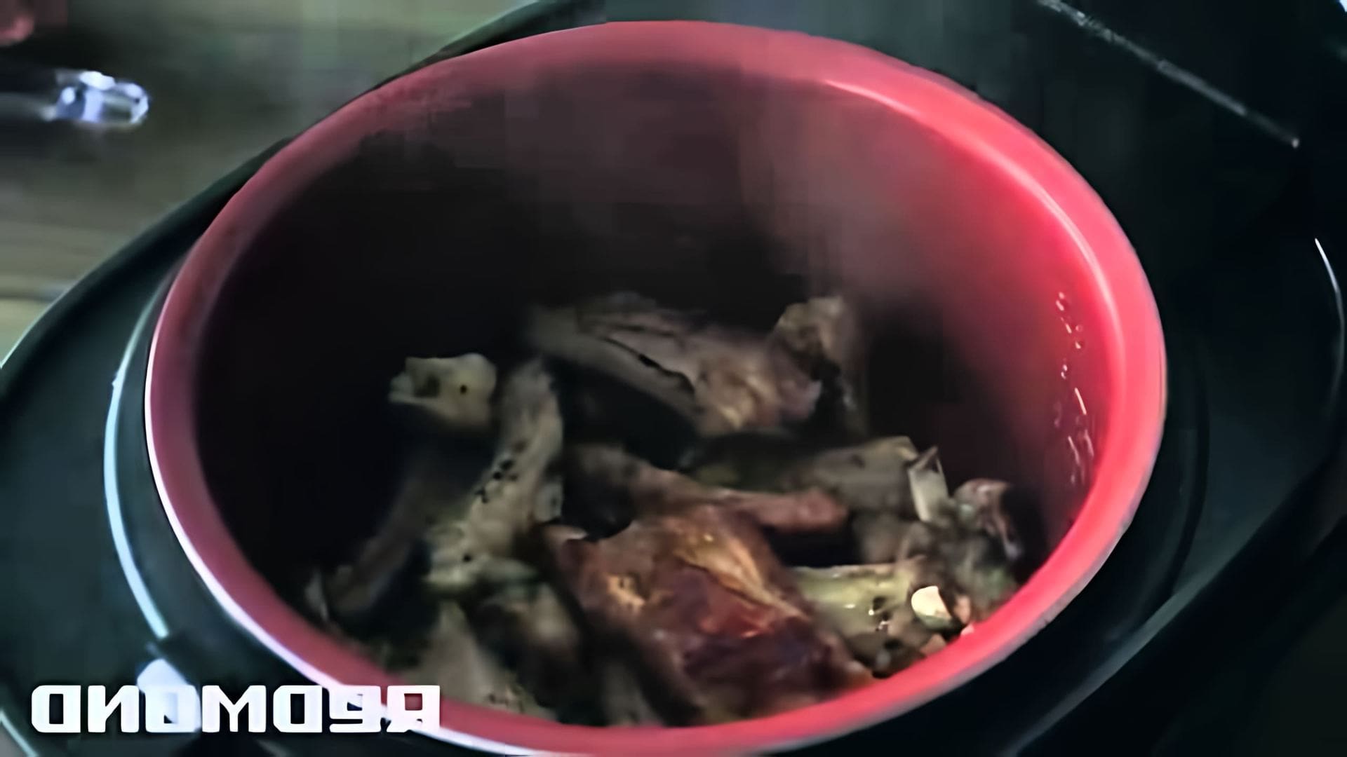 В этом видео-ролике будет показан рецепт приготовления свиных ребрышек в соусе барбекю в мультиварке REDMOND 250