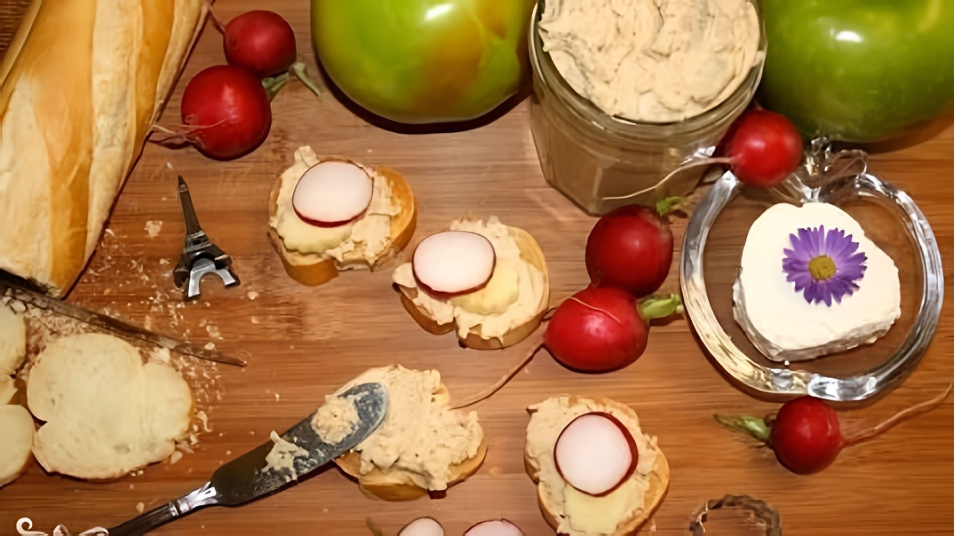 В этом видео демонстрируется рецепт приготовления паштета из куриного мяса со специями