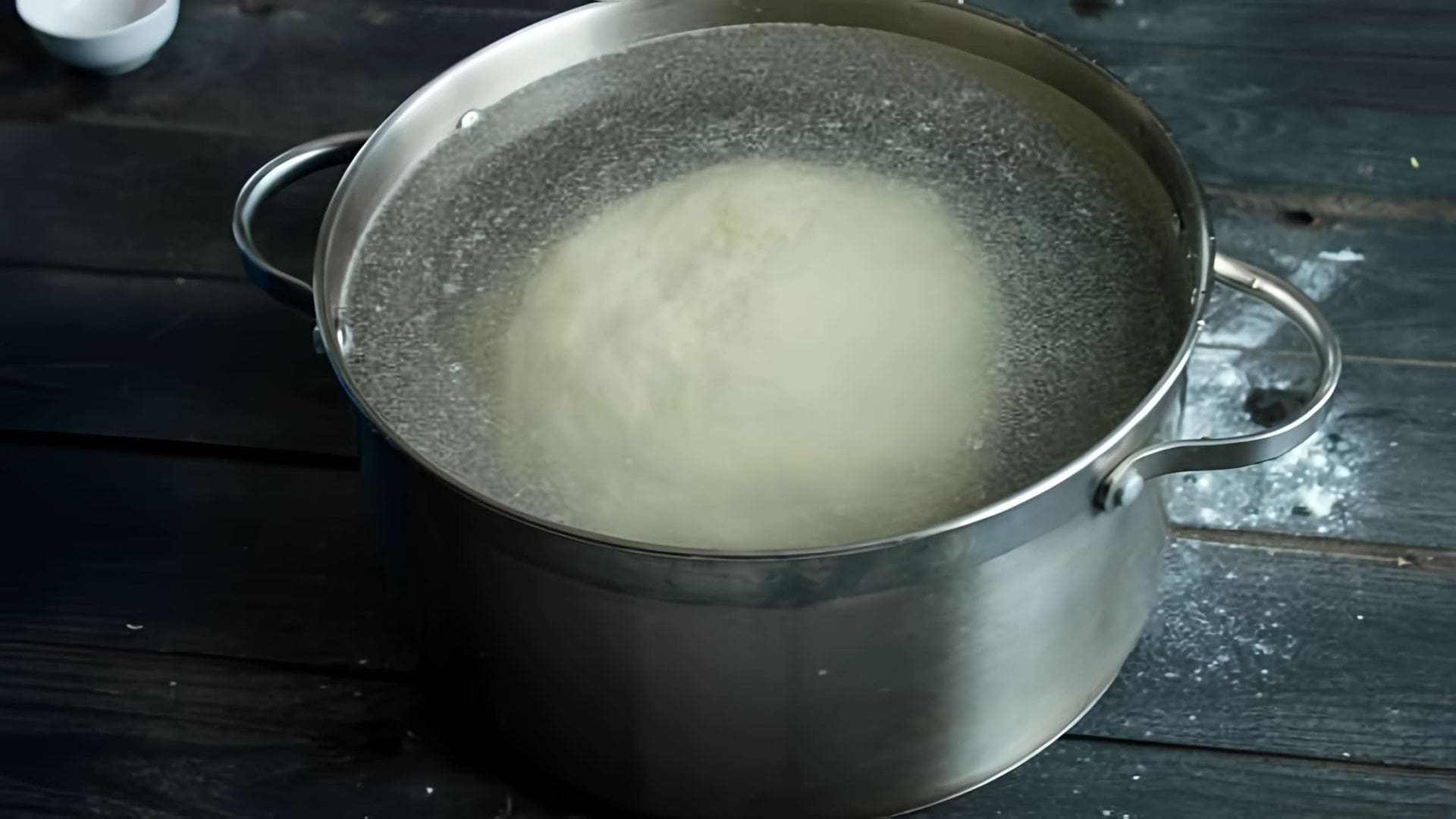 В этом видео-ролике демонстрируется процесс приготовления дрожжевого теста, который называется "Утопленник"