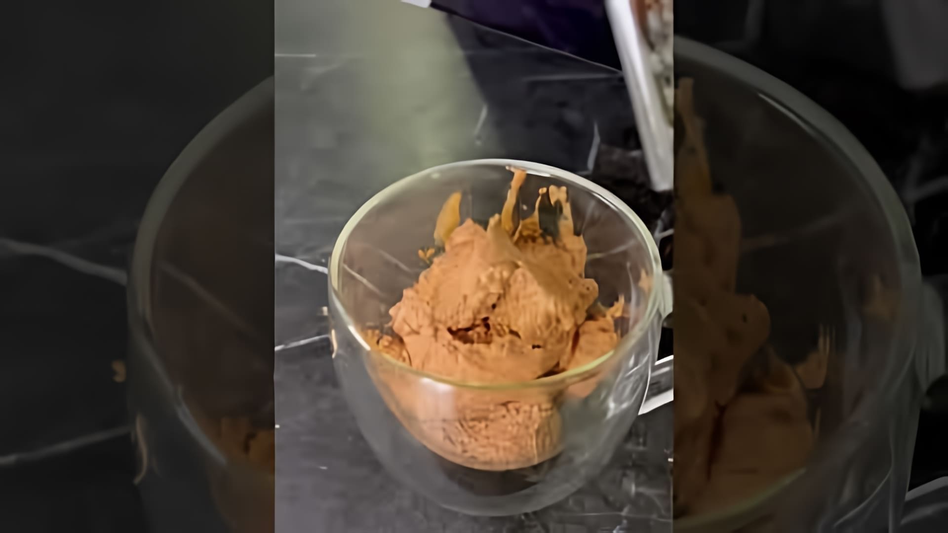 В этом видео-ролике мы увидим, как приготовить десерт из одного ингредиента