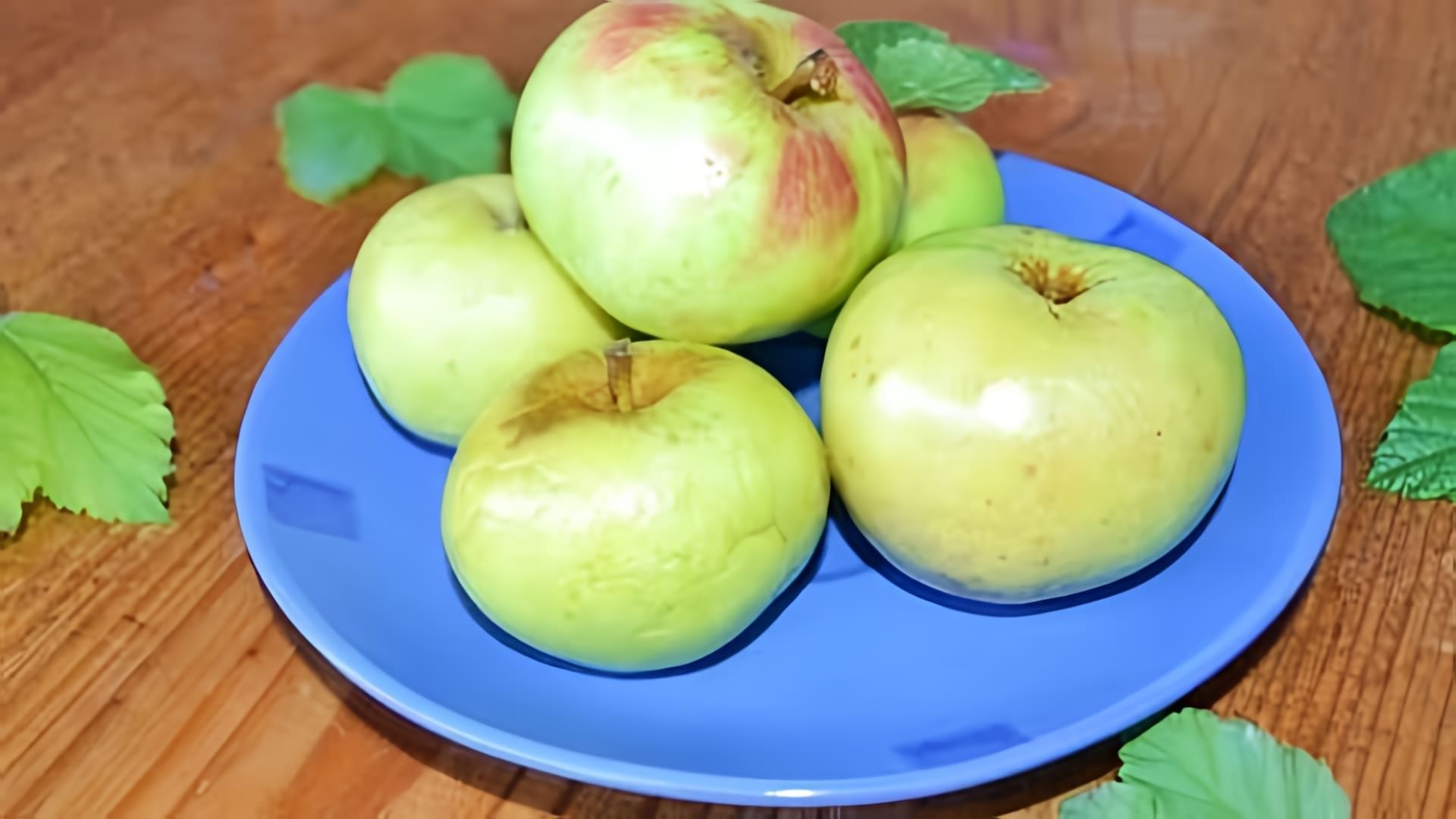 В этом видео демонстрируется рецепт приготовления моченых яблок с ржаной мукой
