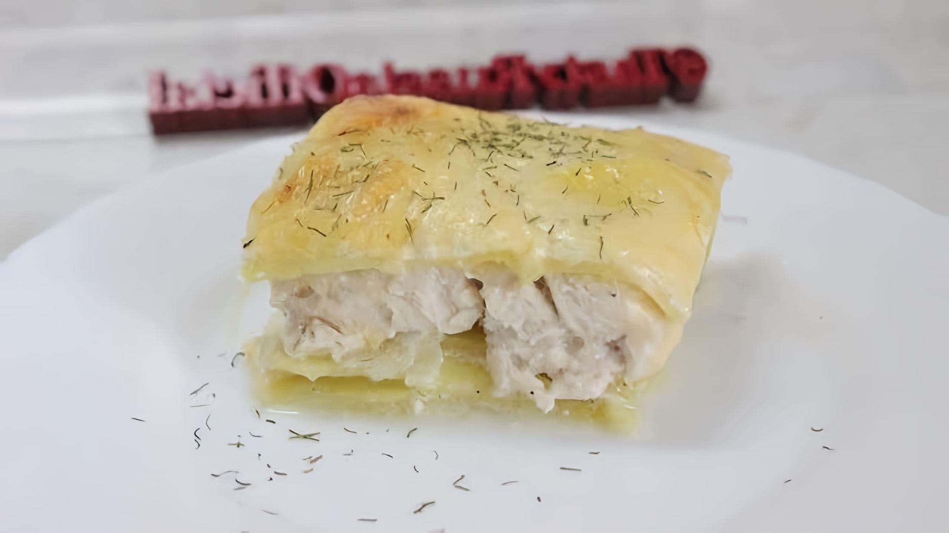 В этом видео демонстрируется процесс приготовления картофельной запеканки с курицей и сыром по-французски