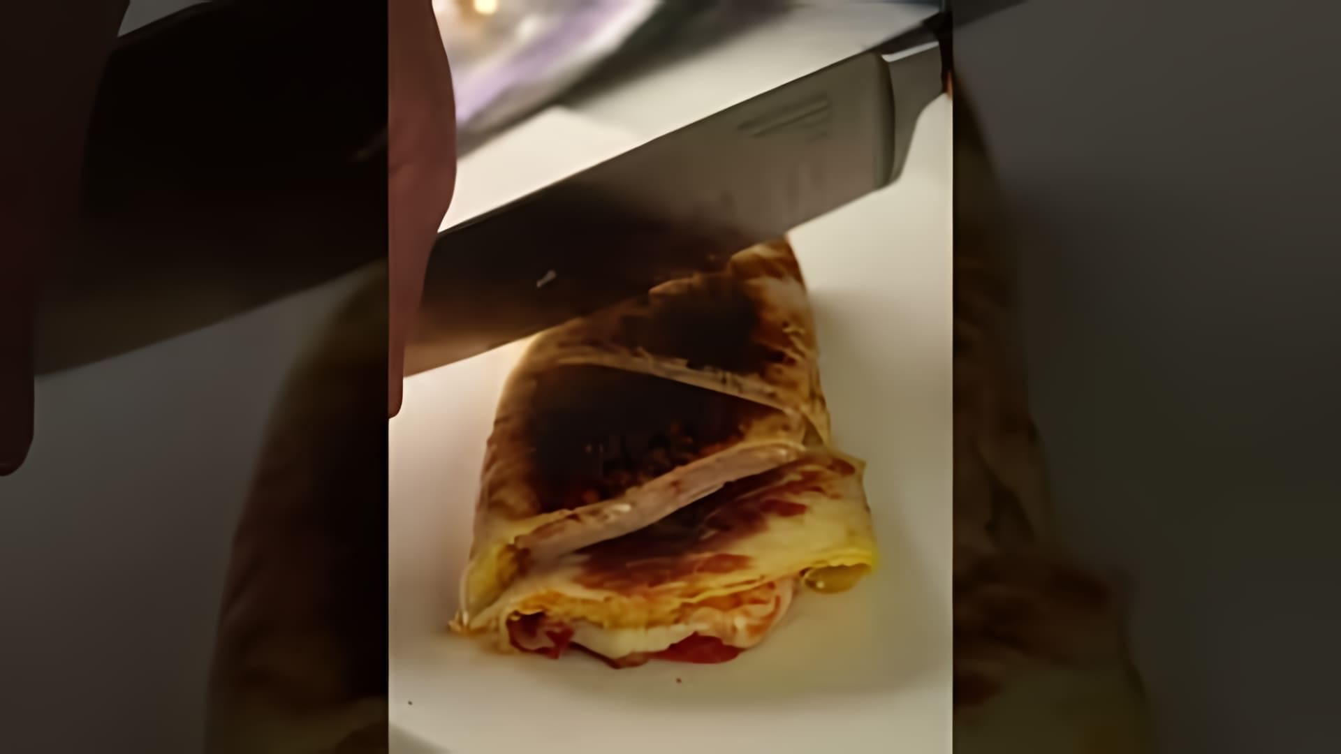 "Тортилья с начинкой: быстрый и вкусный завтрак" - это видео-ролик, который демонстрирует процесс приготовления вкусного и быстрого завтрака с использованием тортильи