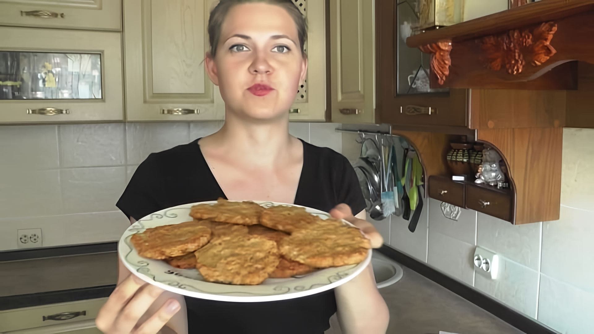 В этом видео Елена Чудинова, врач-диетолог, показывает, как приготовить диетическое овсяное печенье