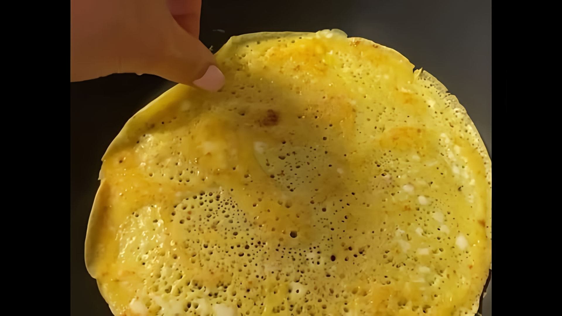 В этом видео демонстрируется процесс приготовления яичных блинов с начинкой