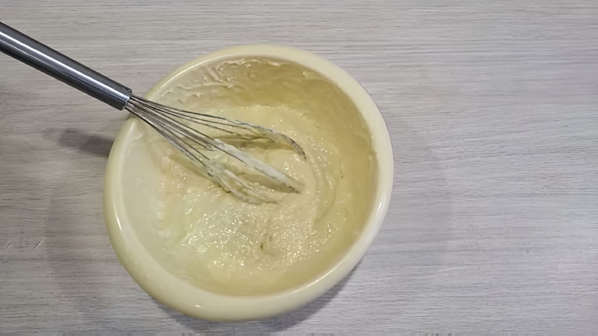 В этом видео демонстрируется процесс приготовления пышных оладий на теплом кефире