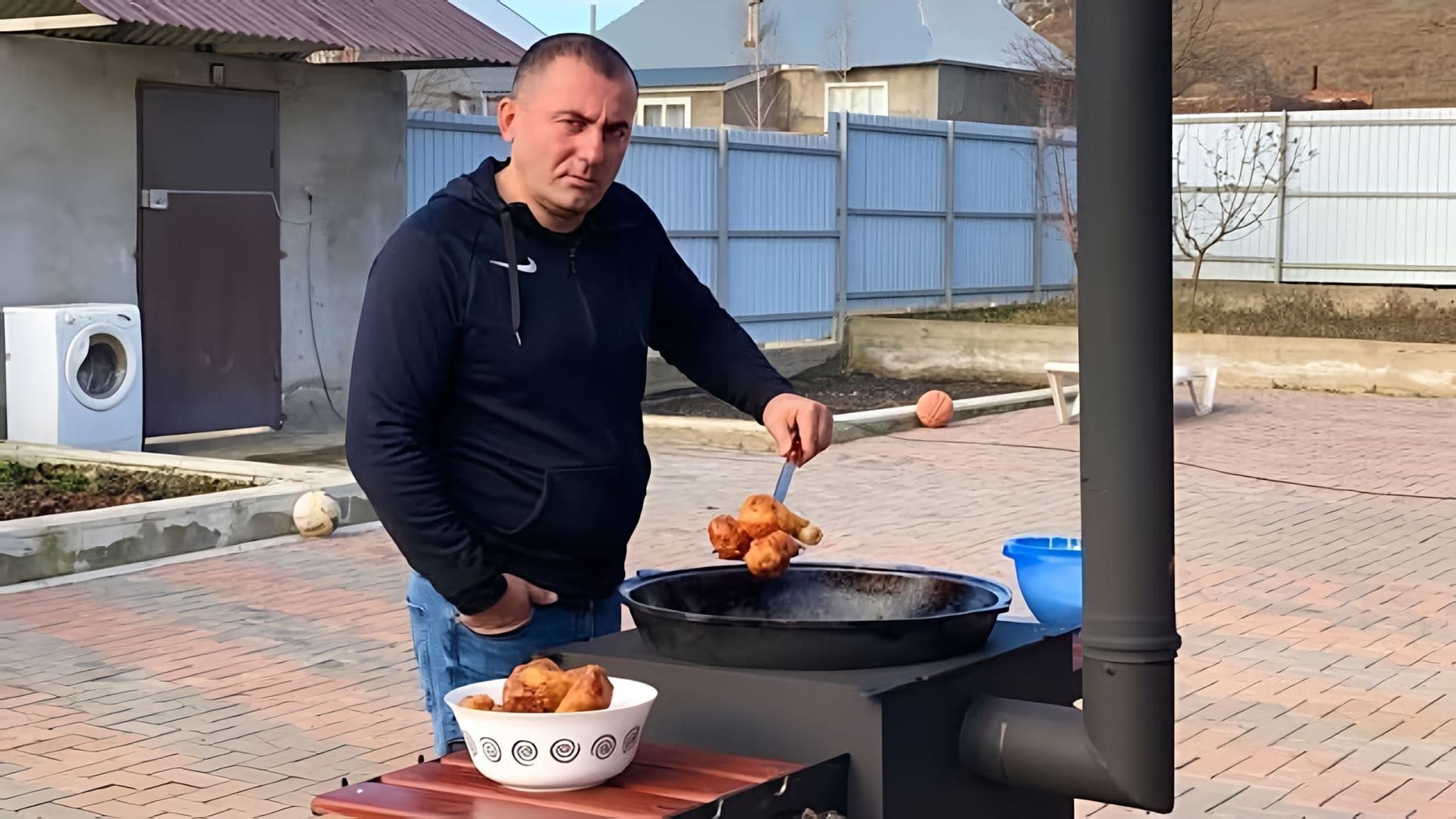 В этом видео демонстрируется процесс приготовления куриных ножек в кавказском стиле