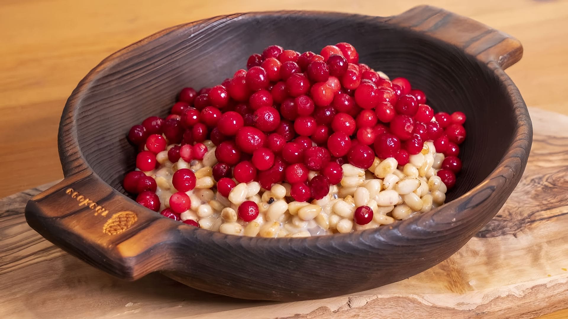 Кедровый с клюквой. Брусника и кедровые орешки. Таежный десерт с кедровыми орешками. Сибирский десерт с кедровыми орешками и клюквой. Таежный десерт с кедровыми орешками.