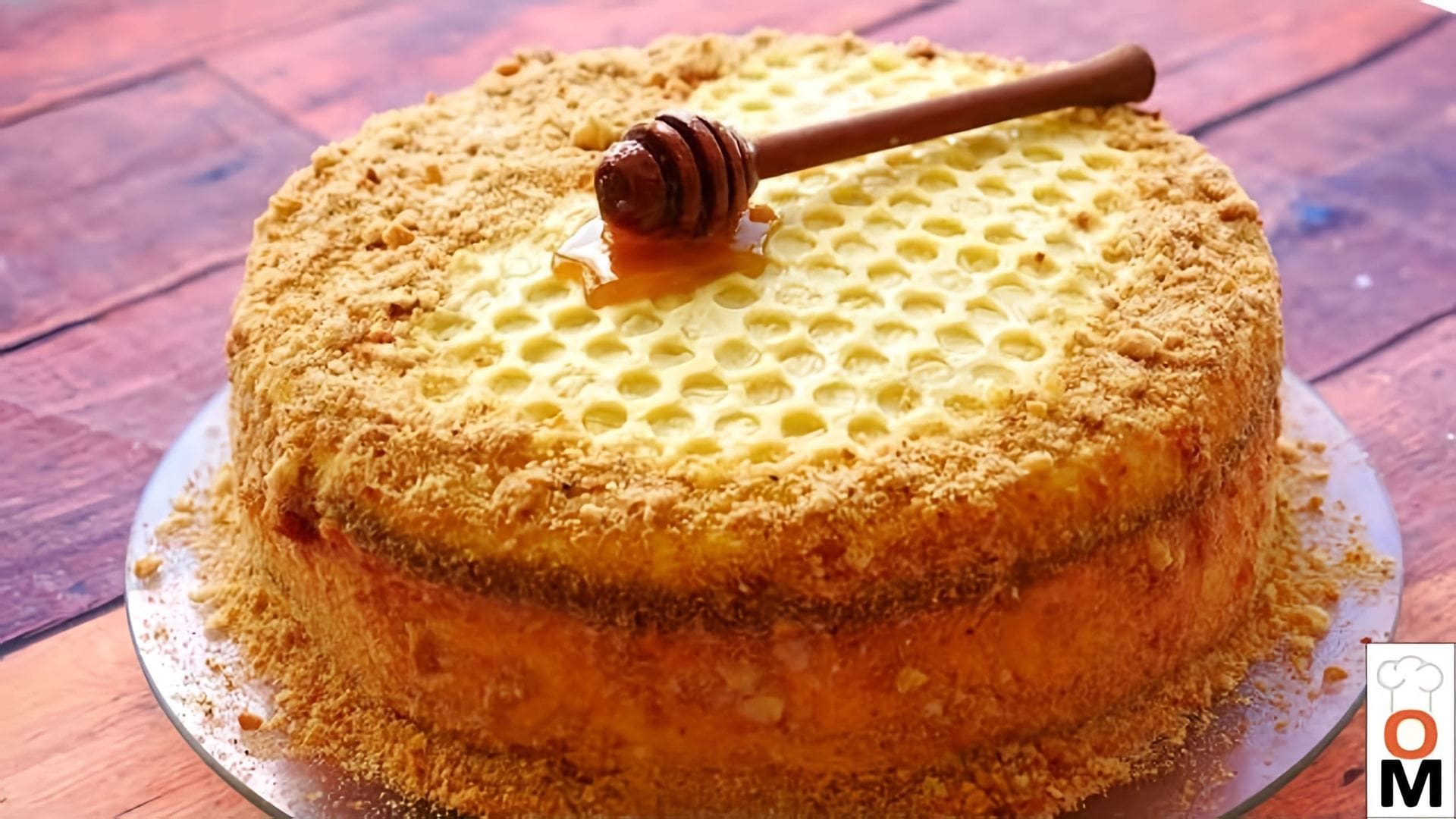 В этом видео демонстрируется рецепт приготовления торта "Медовик" с очень простыми и медовыми коржами