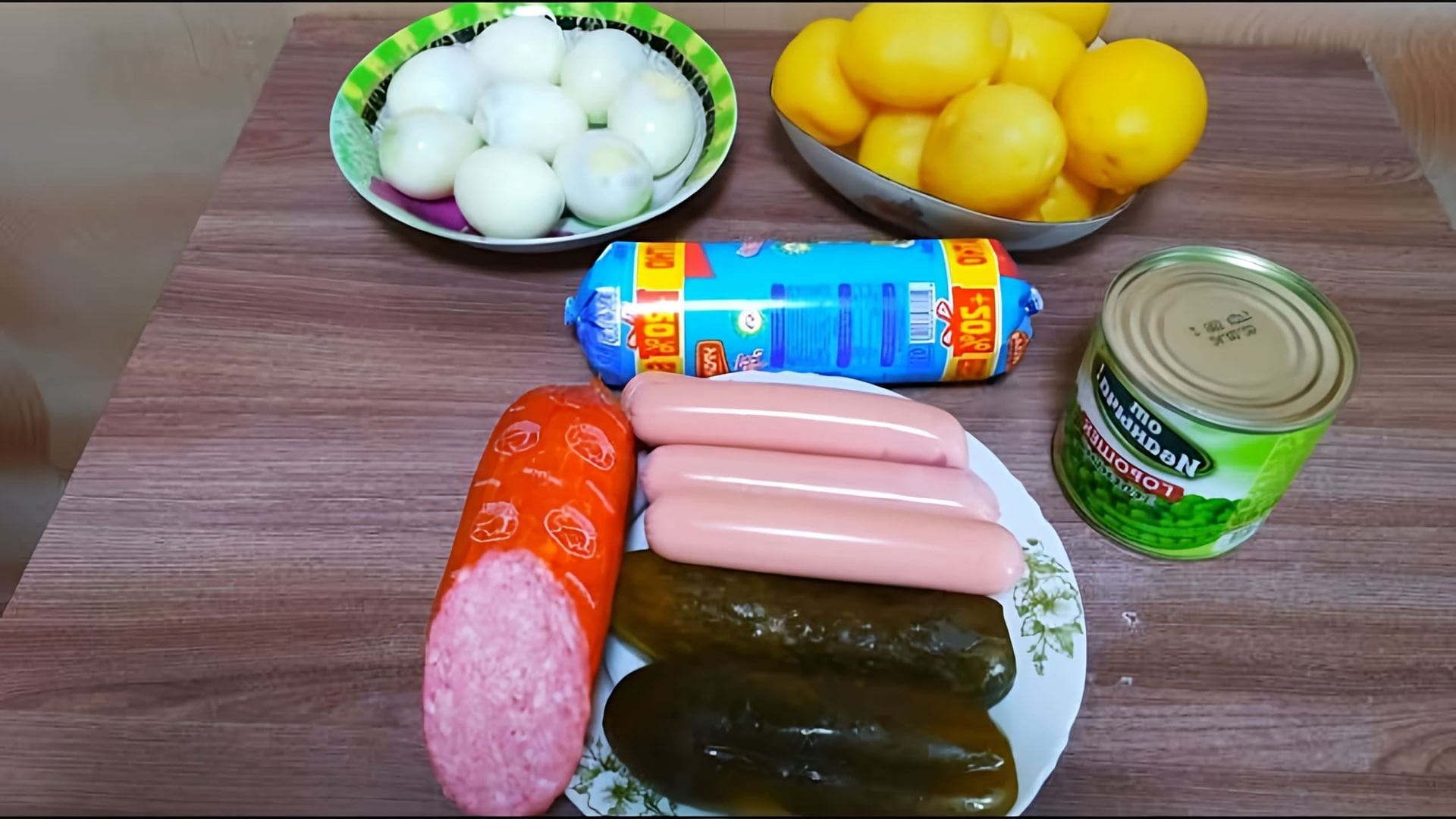 В этом видео показано, как приготовить салат оливье с колбасой и солеными огурцами