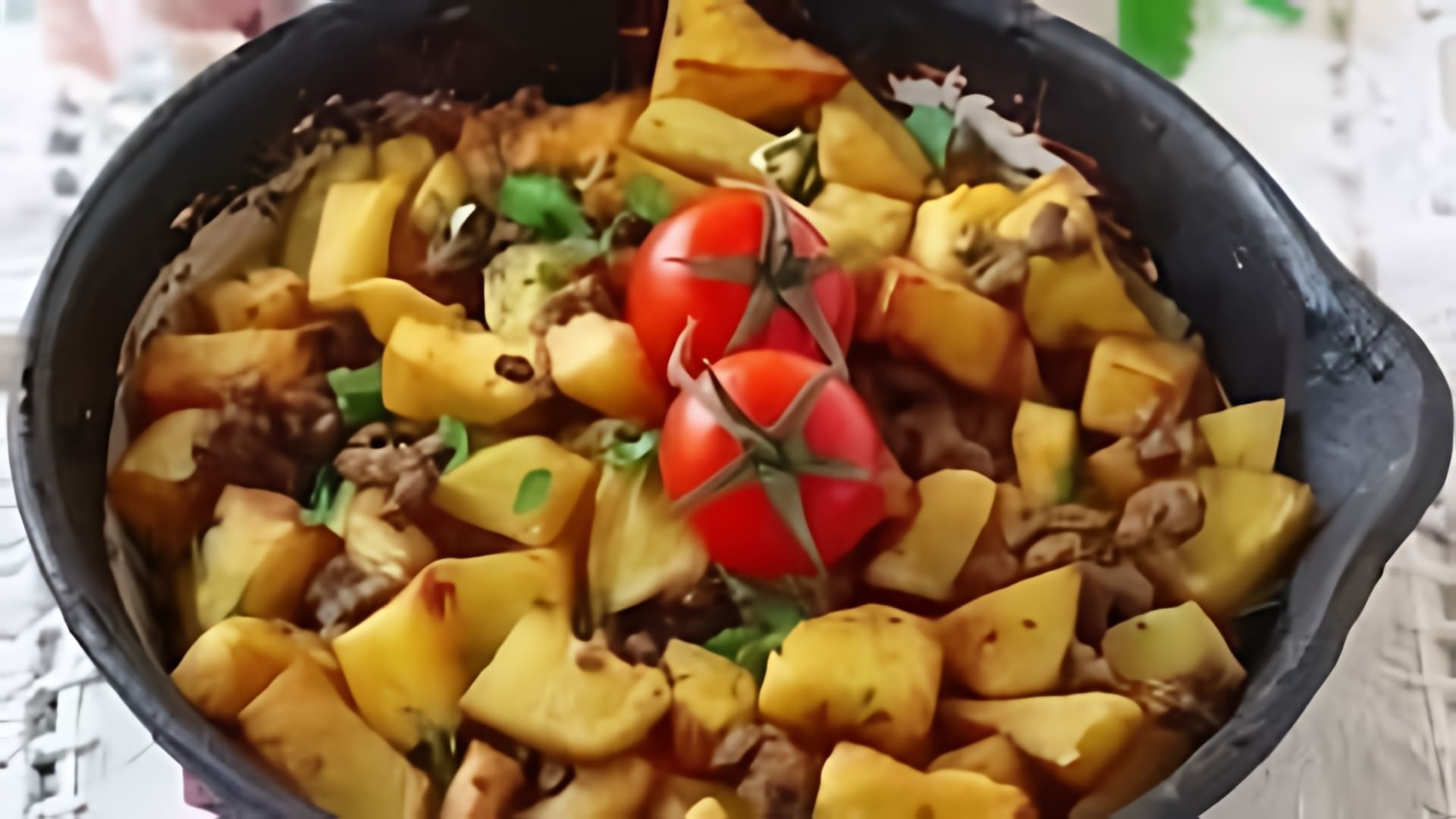 В этом видео демонстрируется простой и быстрый рецепт приготовления картошки с фаршем по-турецки
