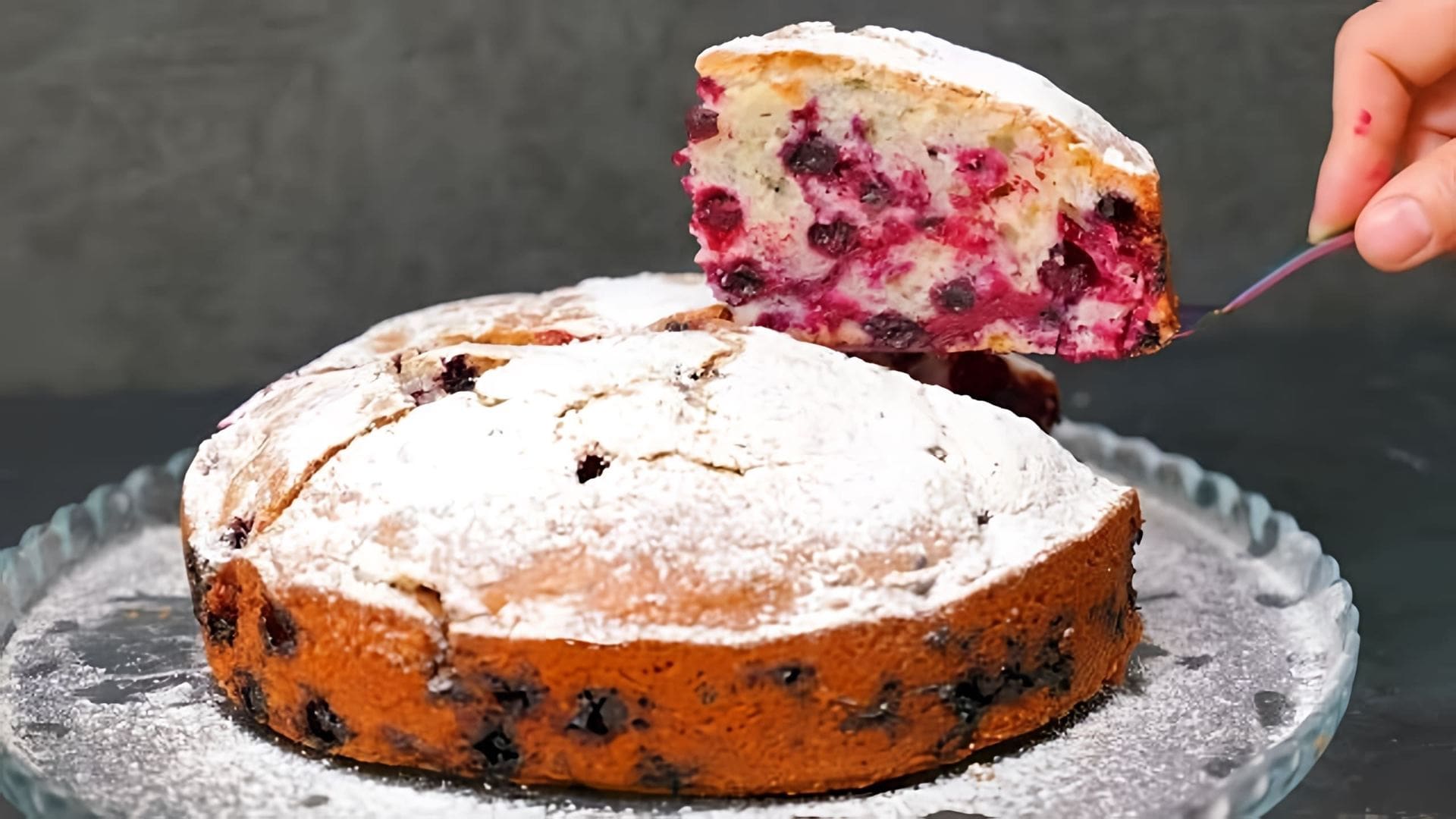 Видео как приготовить простой ягодный пирог, который можно приготовить с любым видом свежих или замороженных ягод