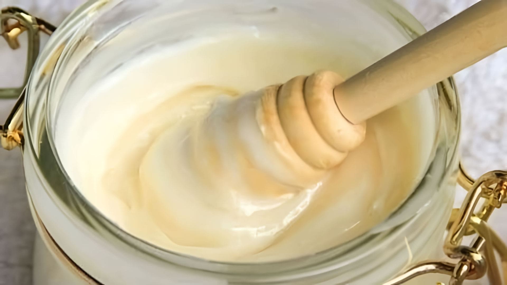 В этом видео демонстрируется процесс приготовления крем-меда в домашних условиях