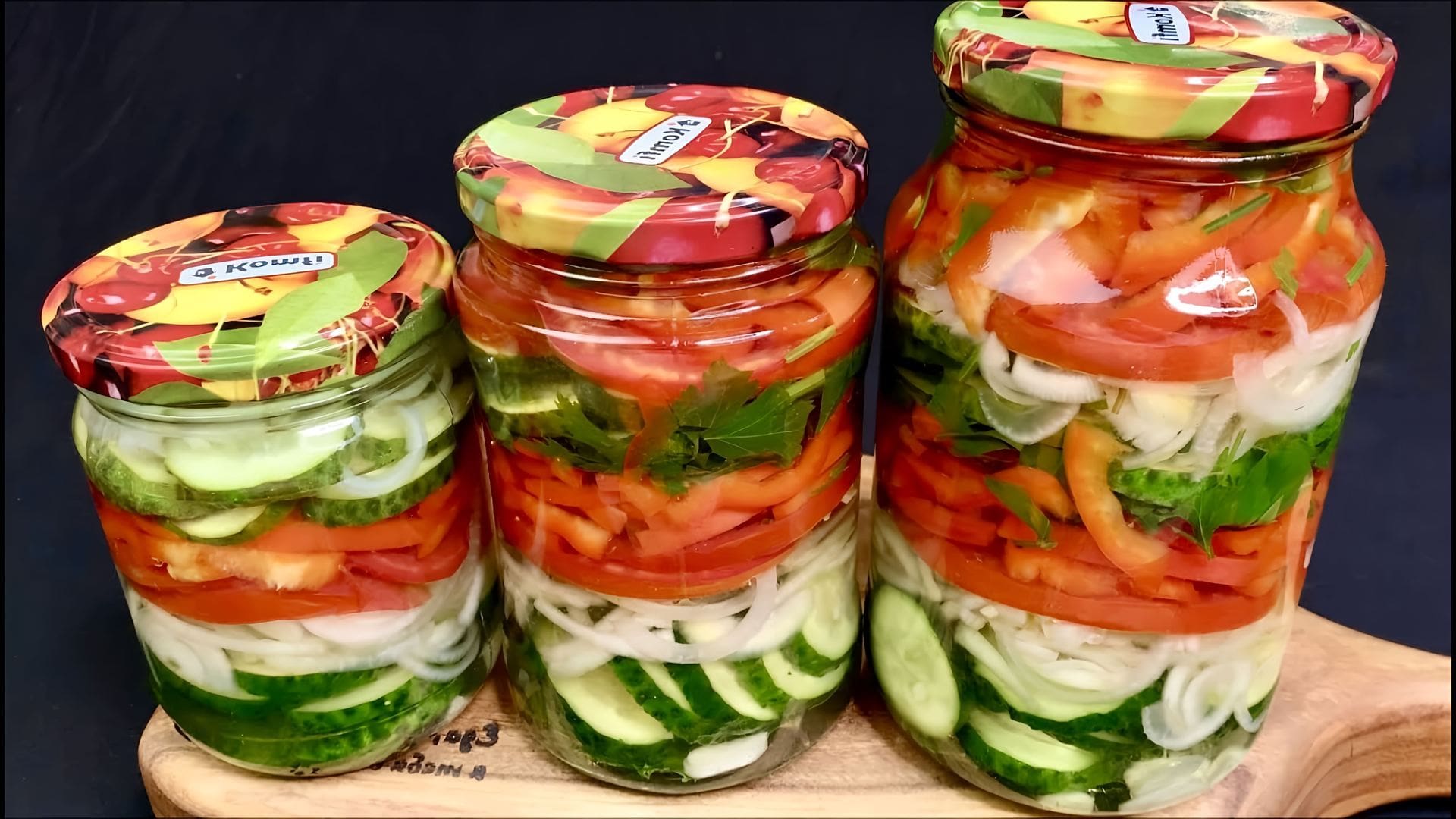 Салат на зиму лакомка. Консервированные салаты на зиму. Заготовки на зиму ассорти. Цветной овощной салат на зиму. Овощное ассорти на зиму.