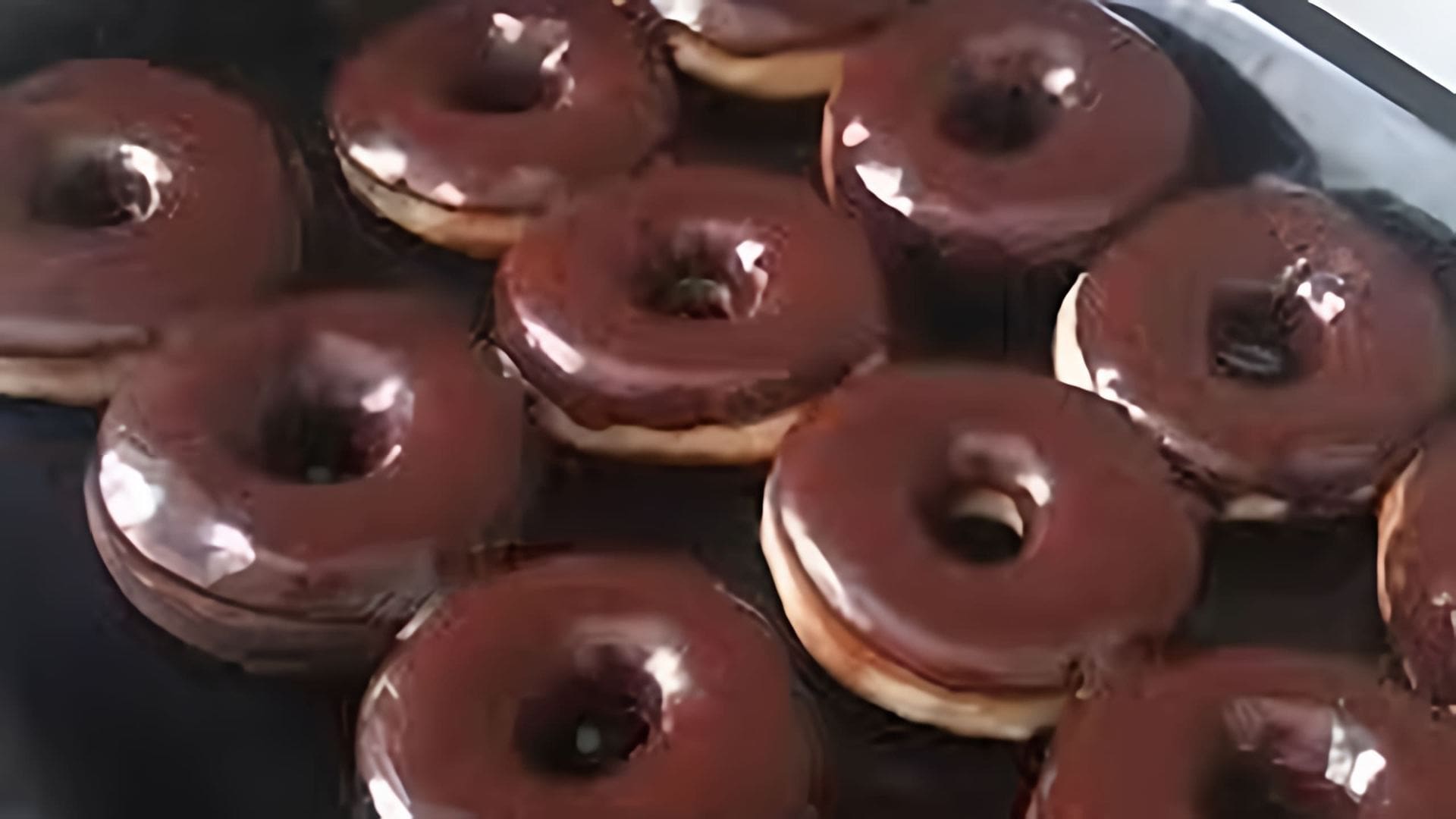 Видео-ролик "Пончик просто невозможно оторваться" - это захватывающий и увлекательный обзор на вкуснейший десерт, который никого не оставит равнодушным