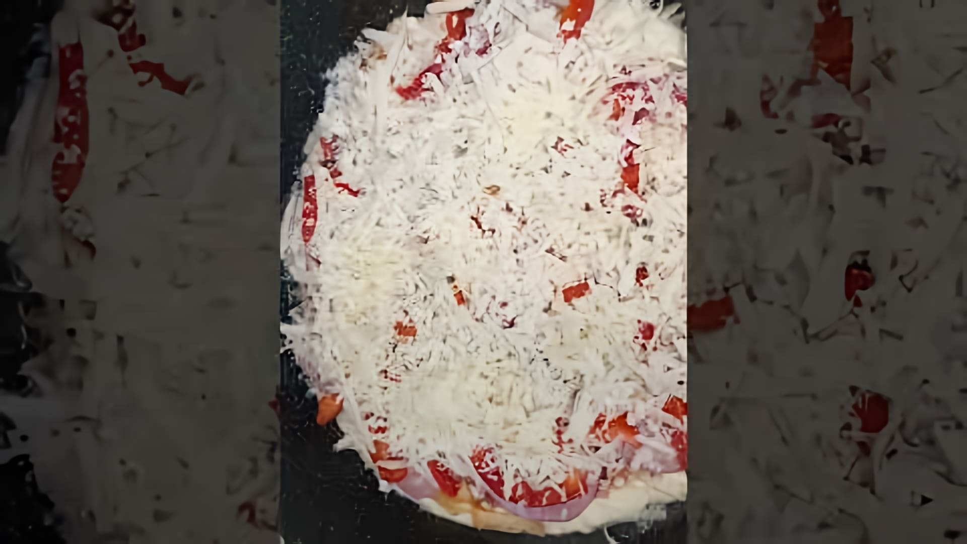 В этом видео-ролике демонстрируется процесс приготовления пиццы на сметане и майонезе в сковороде