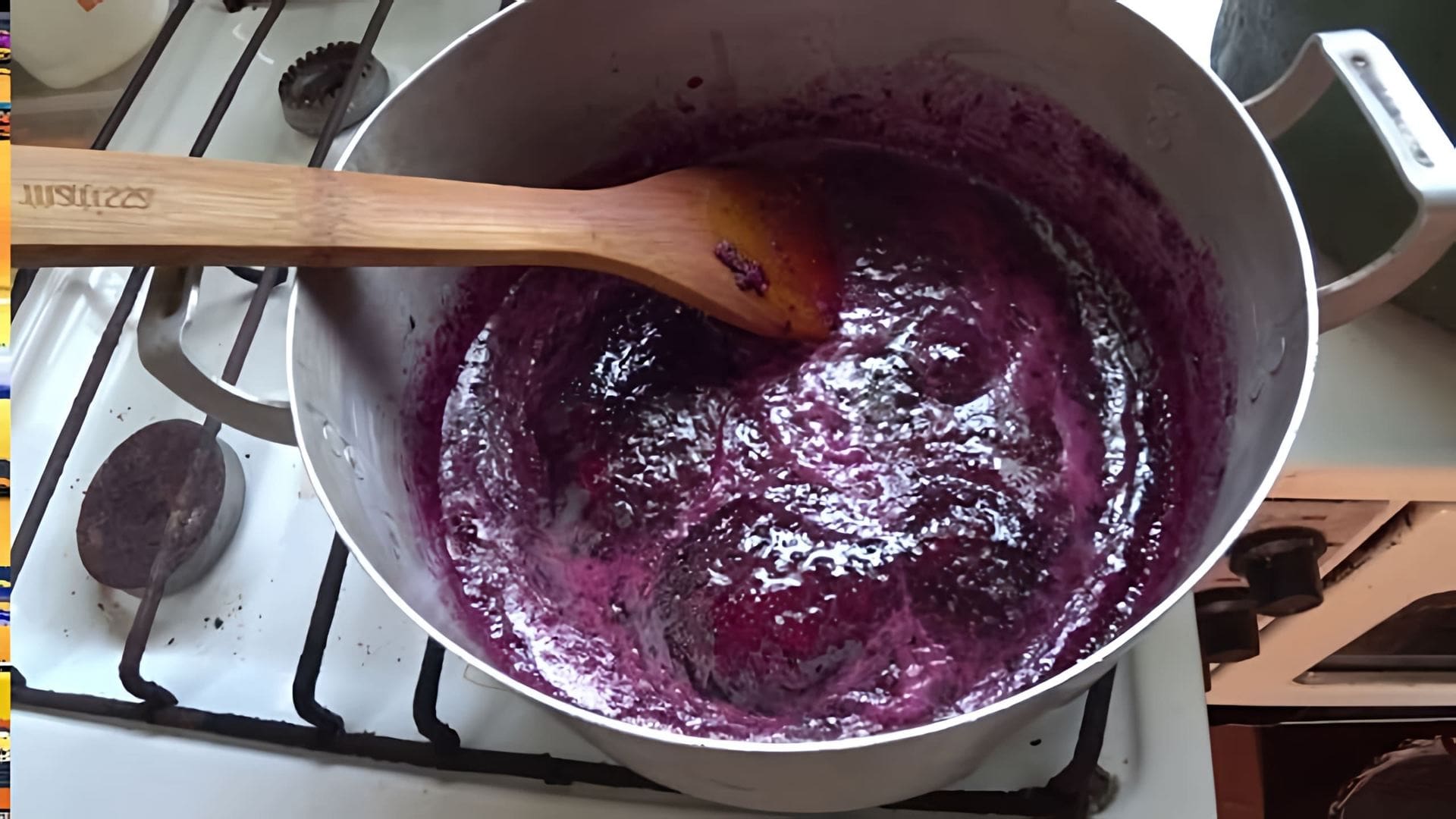 В этом видео демонстрируется процесс приготовления варенья из черёмухи