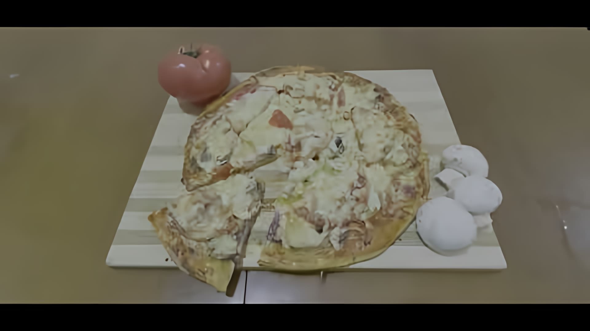 В этом видео демонстрируется процесс приготовления пиццы с тестом на сметане и дрожжах